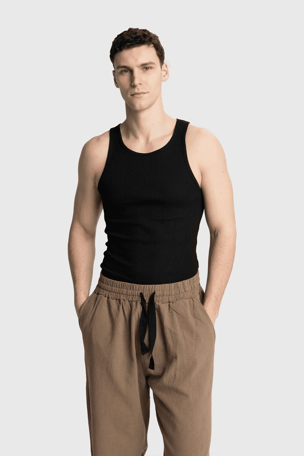 Чорна спортивна майка з широкими проймами для чоловіків, облягаючий фасон, доступна в розмірах S, M, L, XL, XXL