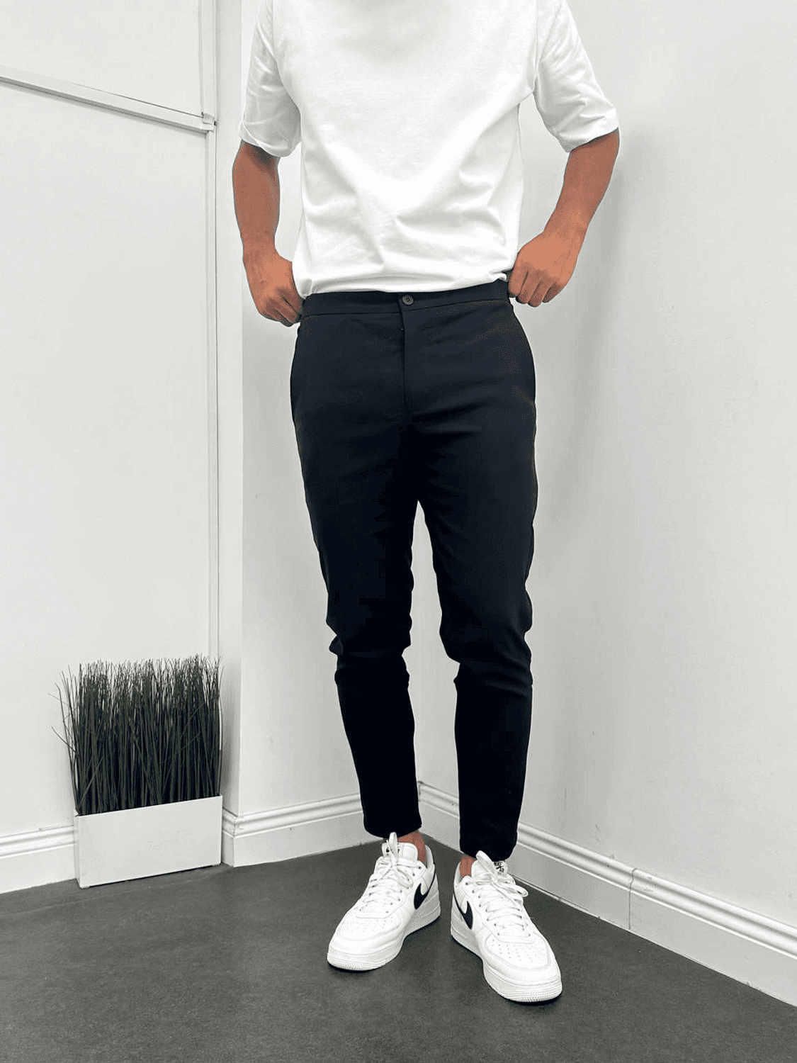 بنطال أنيق للرجال مصنوع من قماش الباراشوت مع حزام مرن بلون كريمي يناسب المقاسات S, M, L, XL