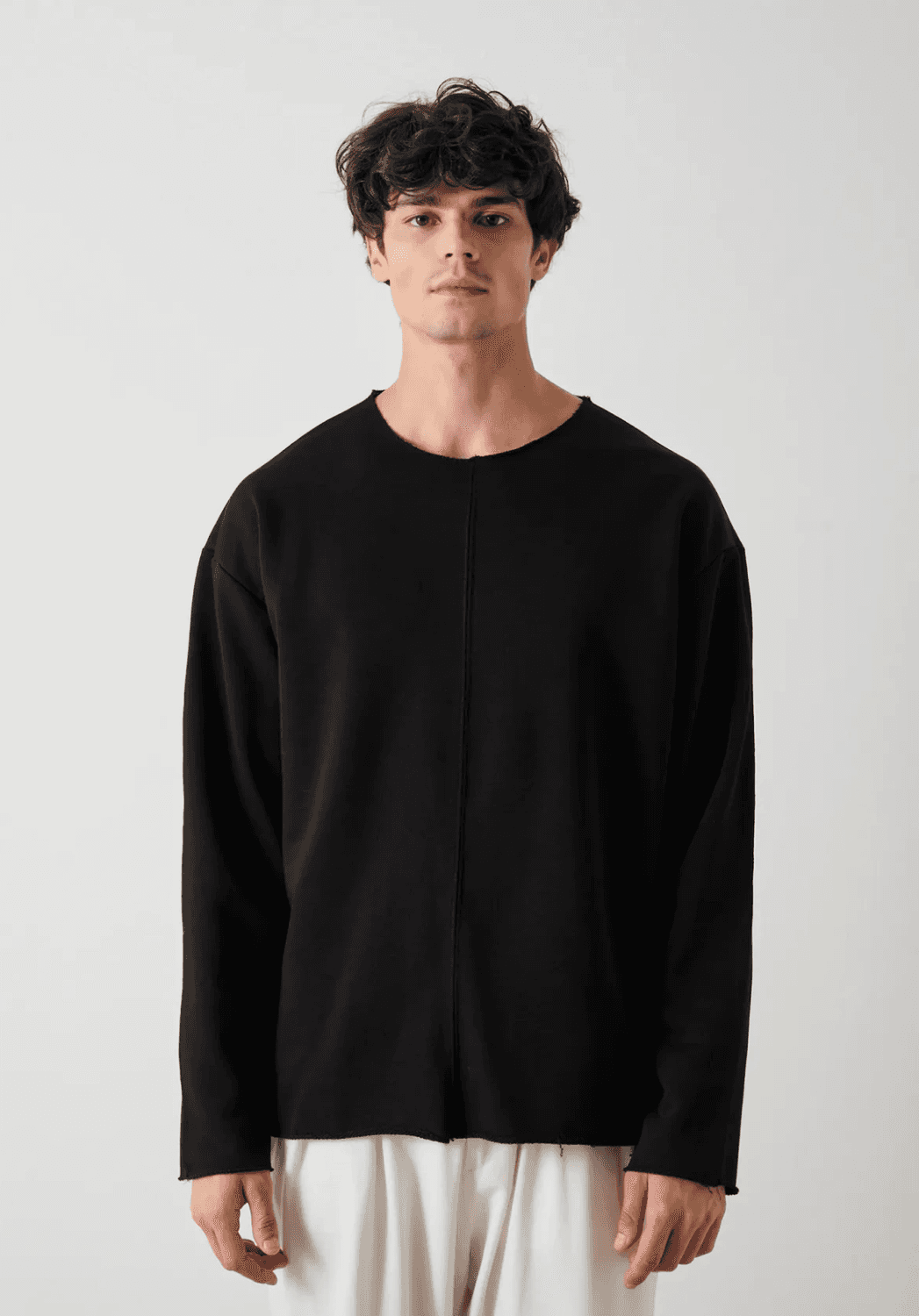 سويت شيرت رجالي بياقة دائرية بأكمام طويلة وقصّة فضفاضة - أسود متوفر بأحجام (S، M، L، XL)