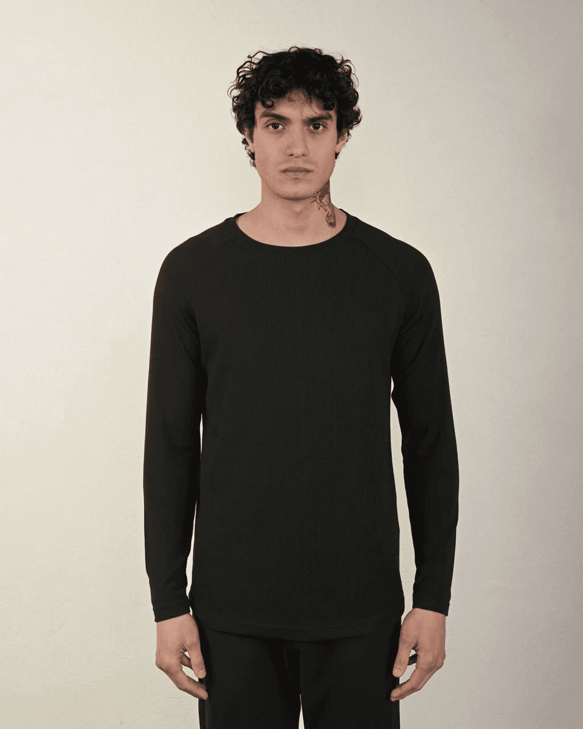 سويتر للرجال ذو ياقة دائرية وأكمام طويلة - لون أسود، متوفر بمقاسات متعددة S, M, L, XL