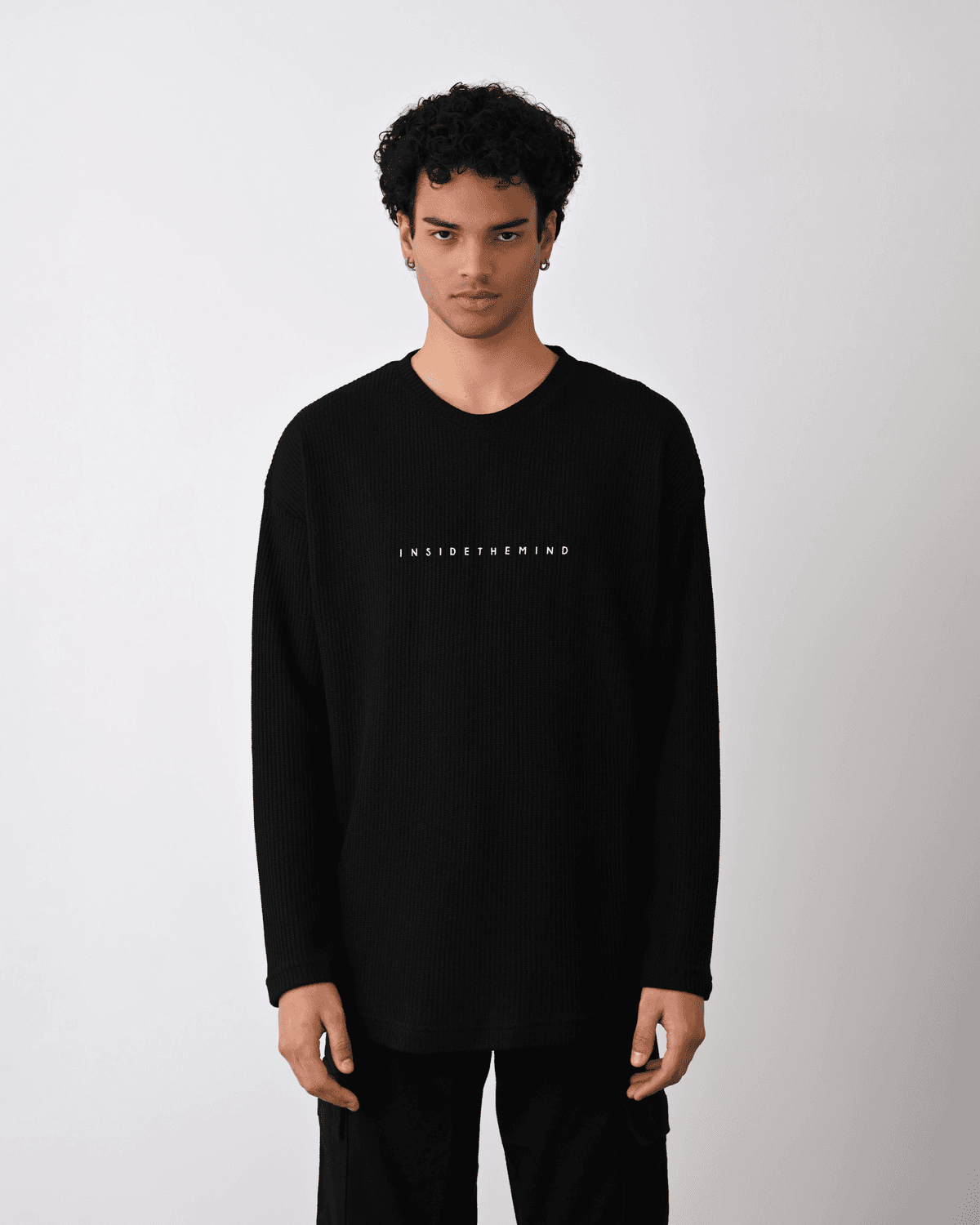 سويتر رجالي بياقة دائرية رفيع مزين بطباعة إنسيدنت - أسود بحجم S, M, L, XL