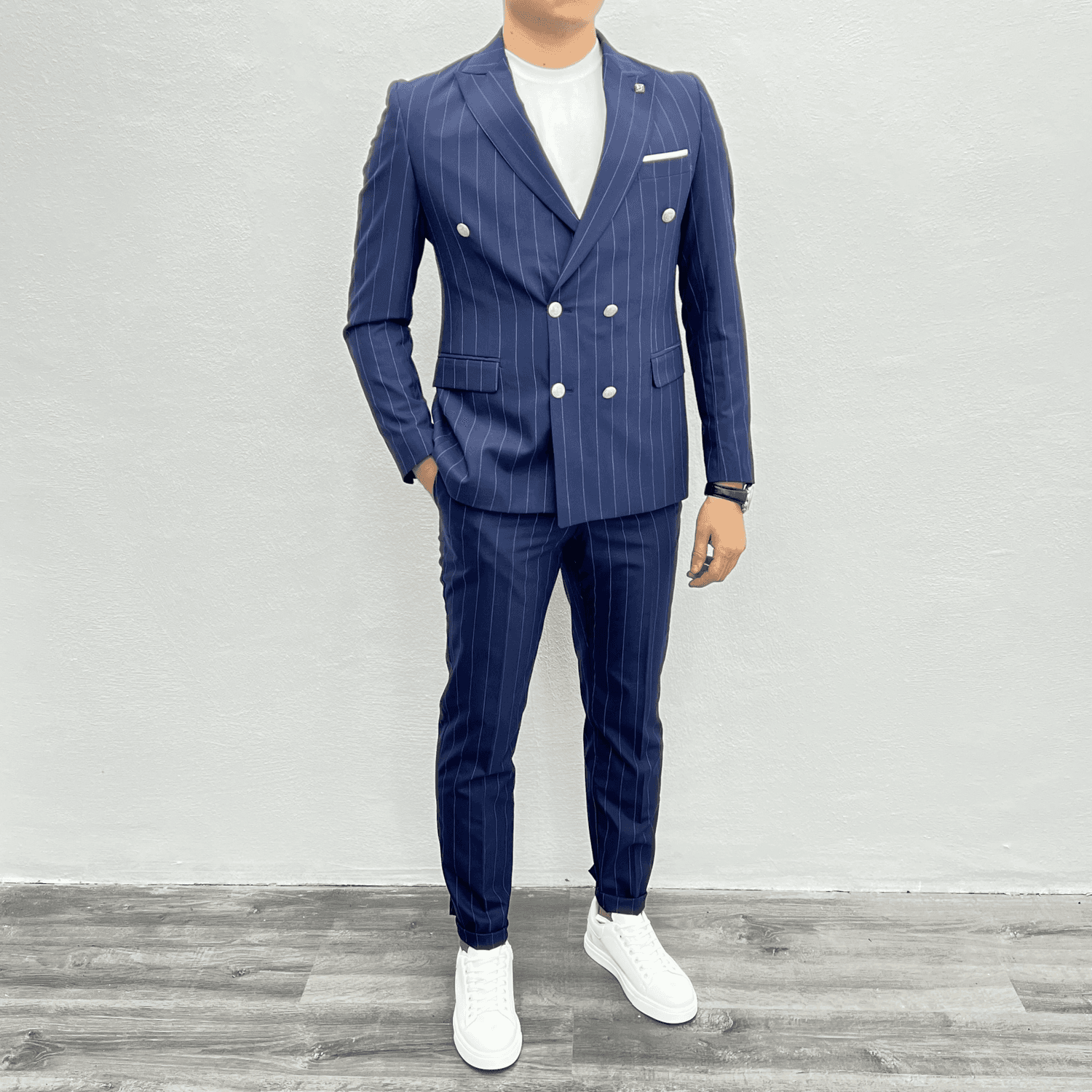 Мужской приталенный костюм с рисунком в полоску - тёмно-синий, включает пиджак и брюки, стирка только в сухой чистке, размеры 46-56