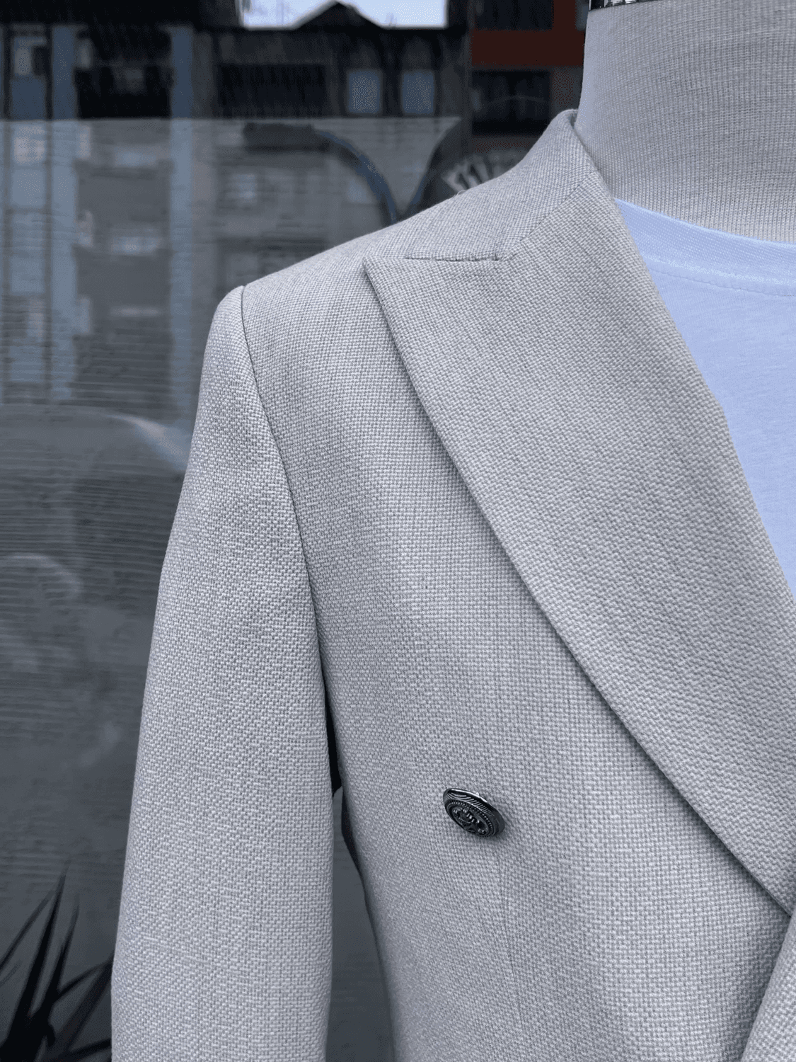 بدلة رجالية ضيقة بأزرار معدنية وشكل مزدوج - كريمي