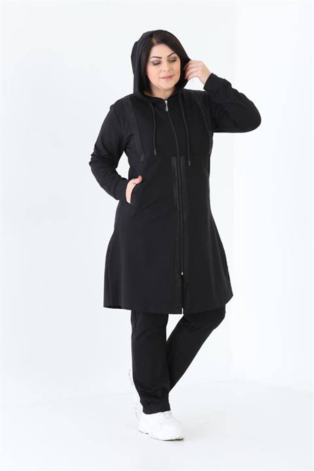 طقم بدلة رياضية نسائية كبيرة الحجم بسحاب وغطاء للرأس ومزينة بالأحجار