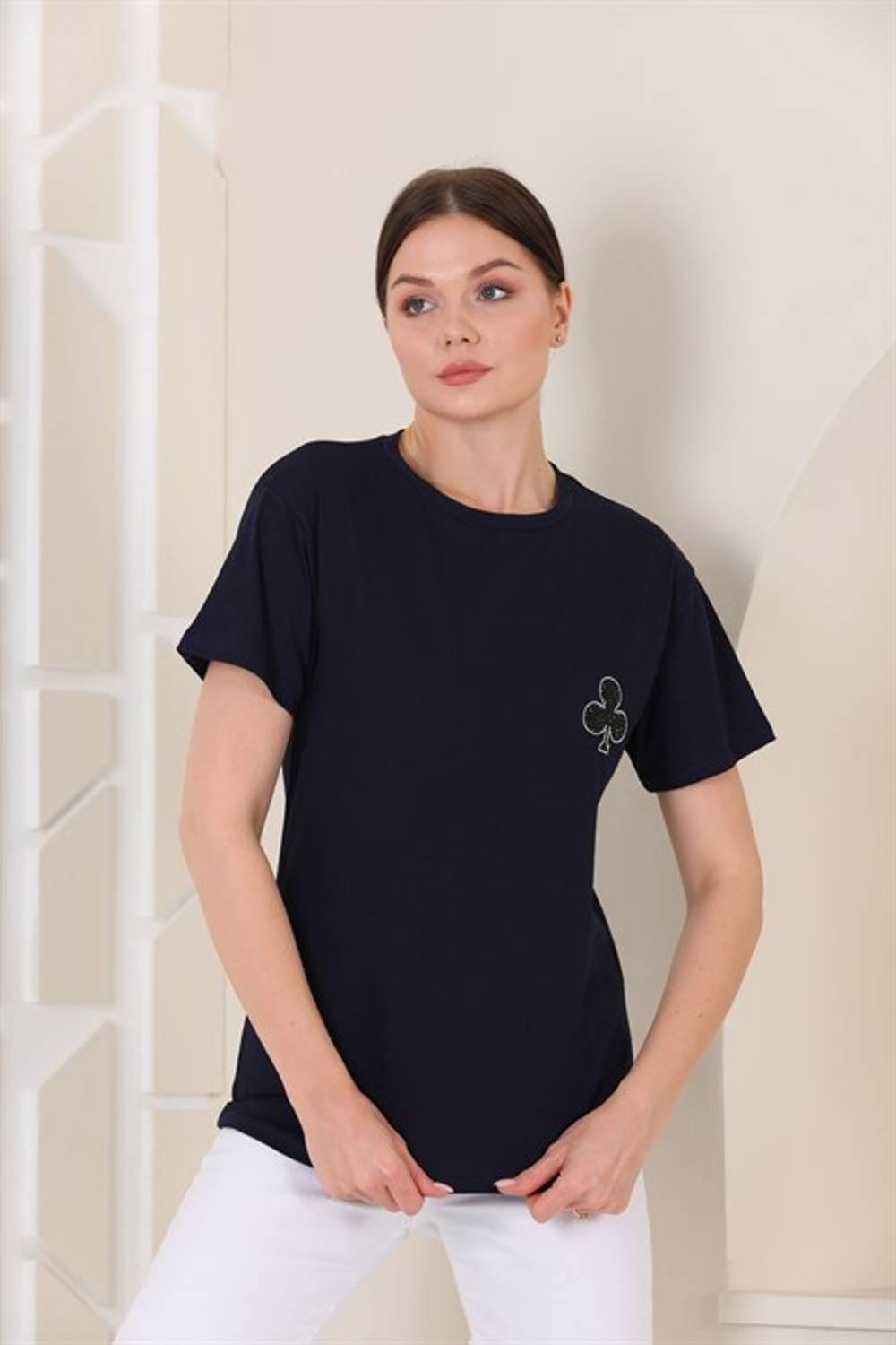 تي شيرت نسائي مطبوع عليه حجر