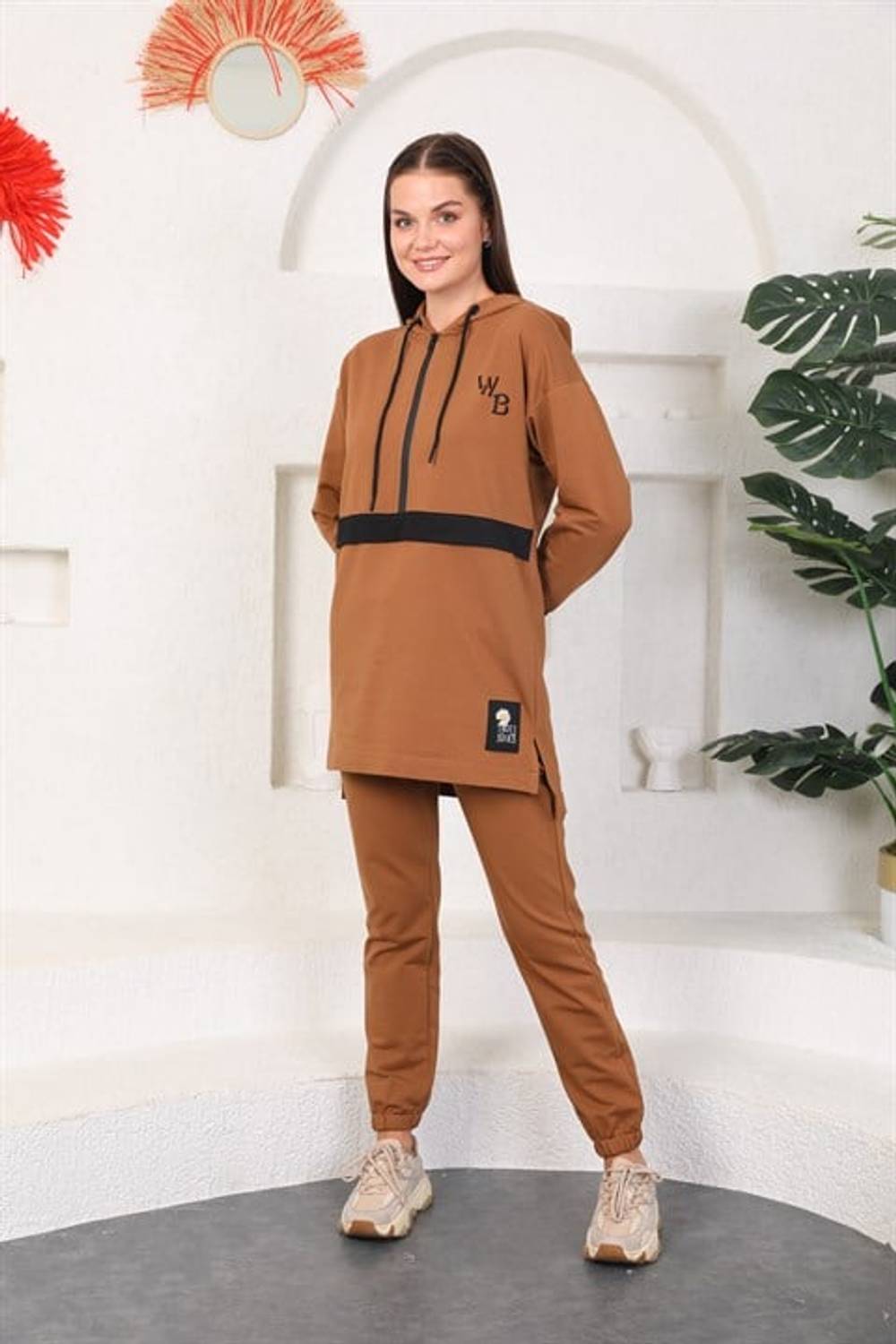 سويت شيرت بغطاء للرأس للسيدات من Tan - بدلة رياضية Jogger Sports Suit