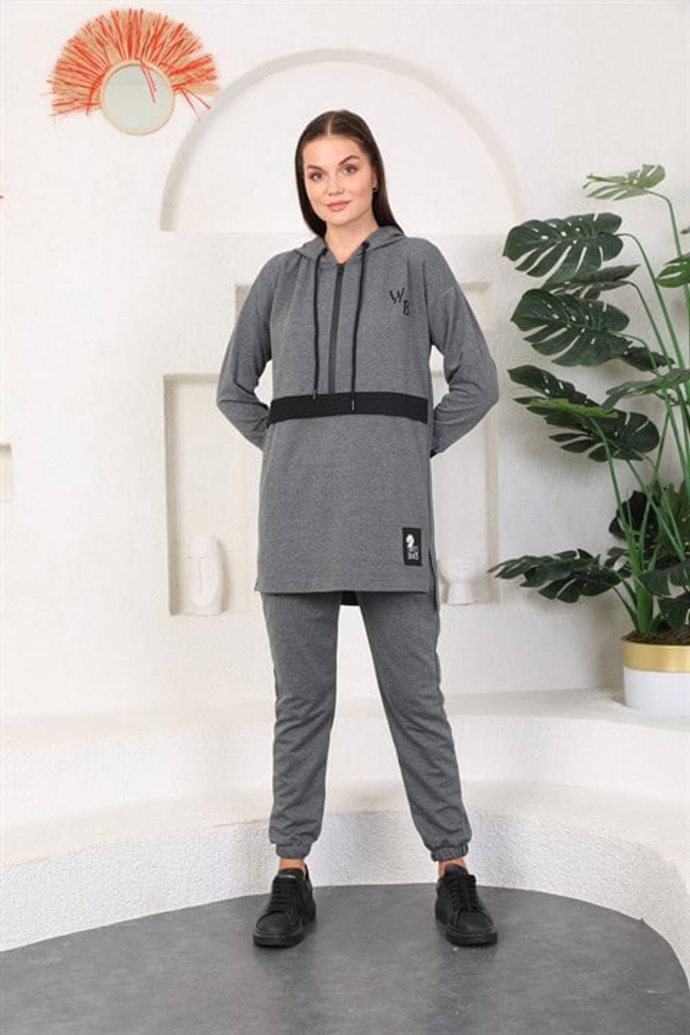 Женский спортивный костюм с капюшоном антраситового цвета - свитшот с молнией и джоггеры с карманами и завязками