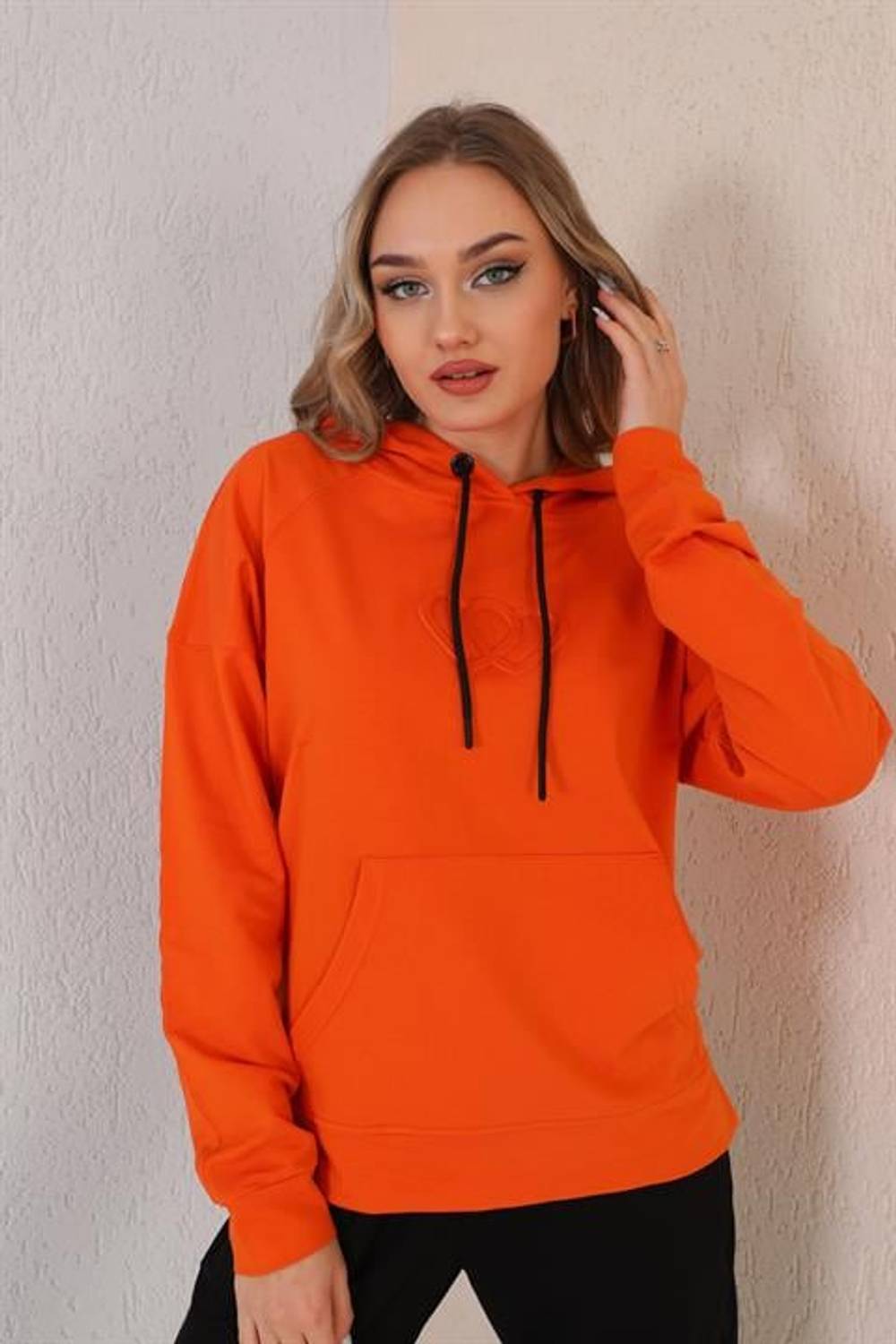 Куртка с изображением сердца и джоггеры для женщин, оранжевый спортивный комплект, удобный и стильный для повседневного ношения