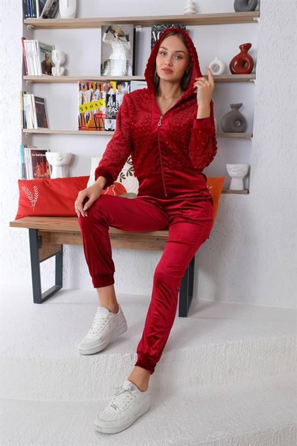 Женский комплект спортивной одежды из бордового плюша и бархата с капюшоном, карманами и стильным дизайном идеально подходит для повседневной носки