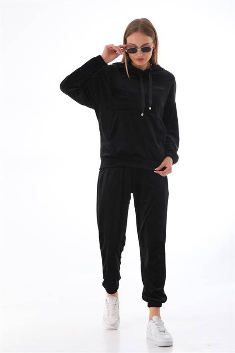Женский комплект спортивной одежды из черного мягкого велюра с карманами и вышивкой для повседневного ношения