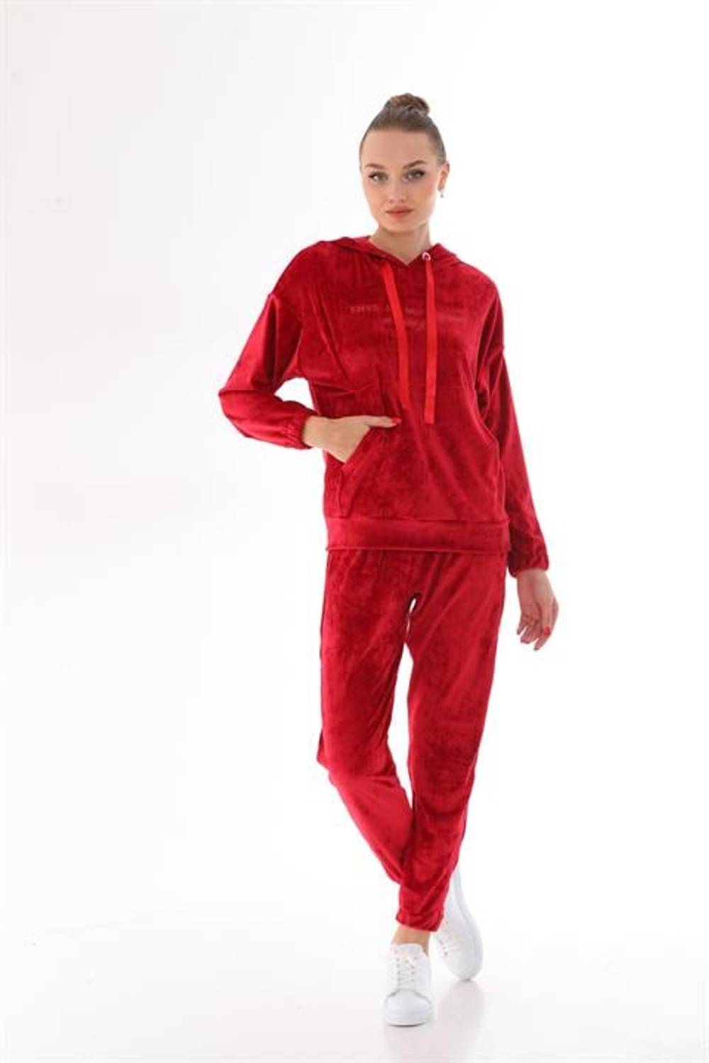 بدلة رياضية مخملية ناعمة باللون الأحمر للسيدات