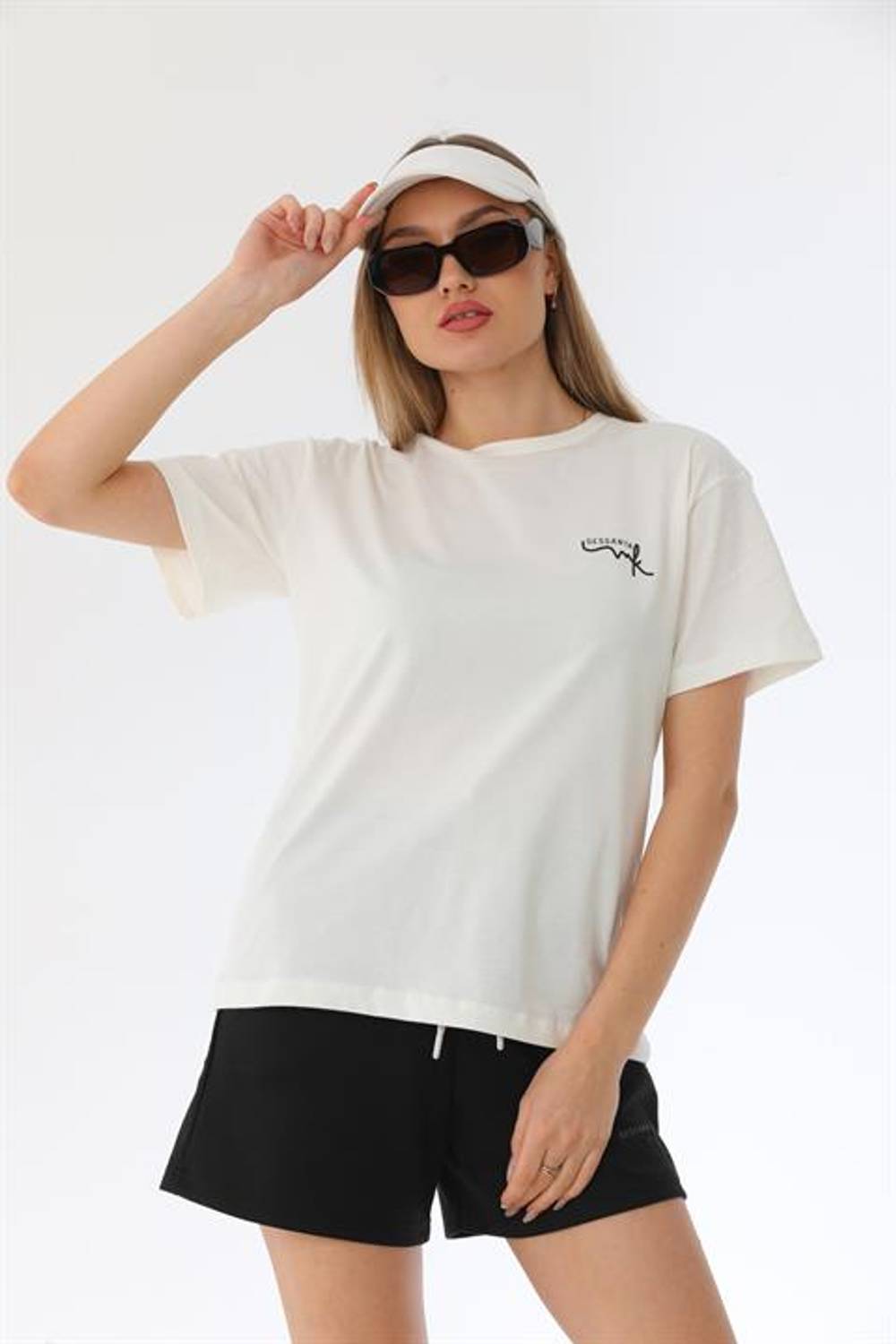 Женский спортивный комплект с футболкой и шортами, черный, подходит для активного отдыха и дома, с карманами и завязками на поясе