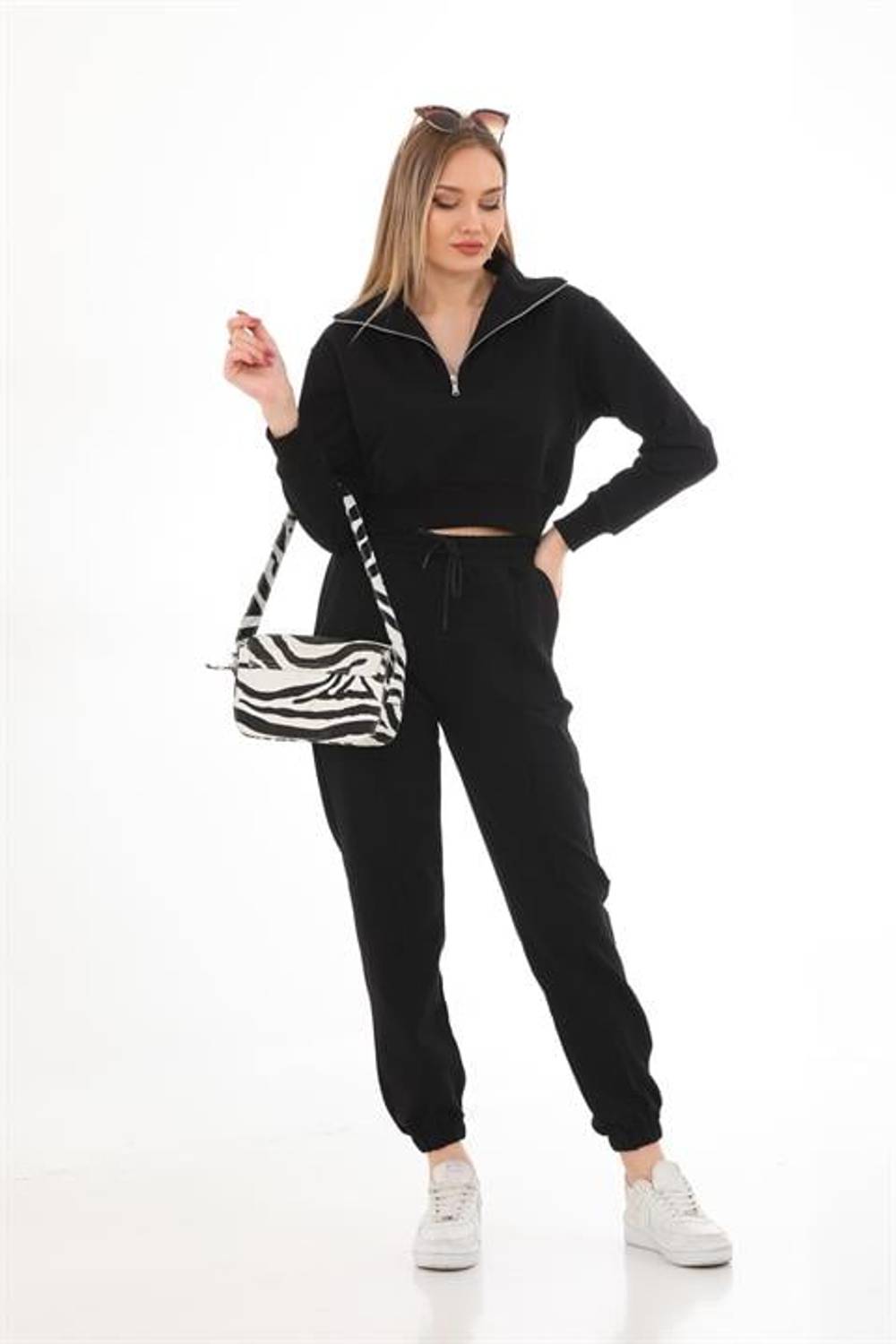 Кроп-тренд жіночий спортивний комплект чорного кольору, комфортний, дихаючий, з практичними кишенями та модною крою