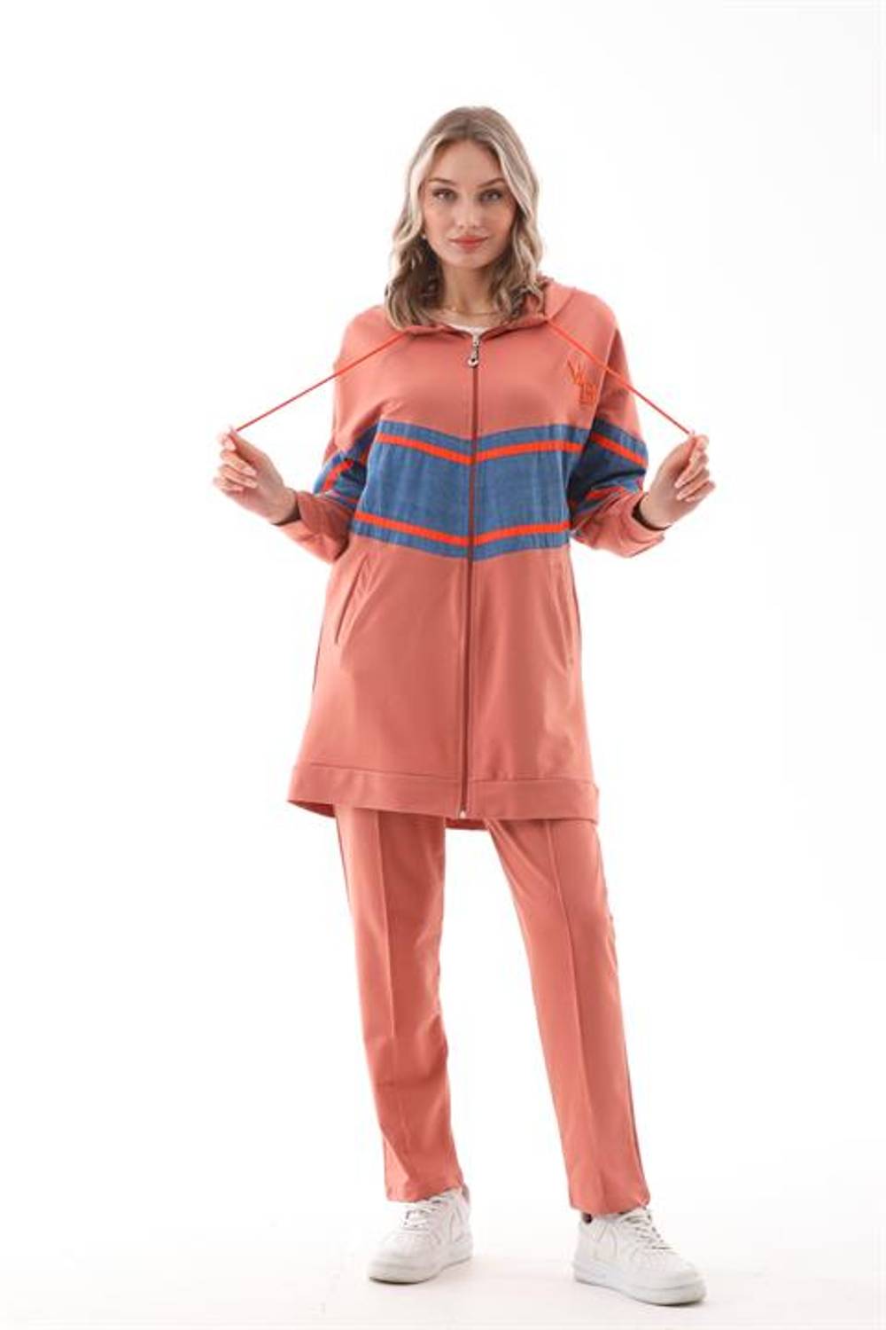 Женский спортивный костюм с джинсовыми вставками и полосками, цвет - персиковый, удобный и стильный для повседневной носки