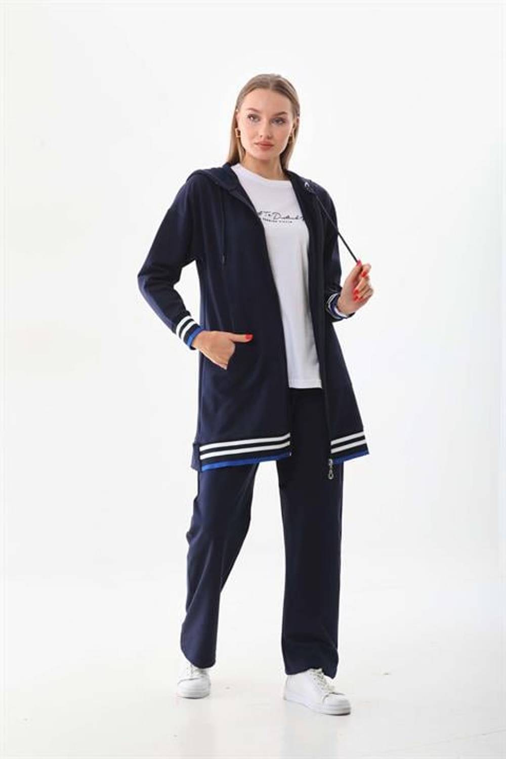 مجموعة بدلة رياضية بحجاب ثلاثي مخطط باللون الأزرق الداكن للسيدات