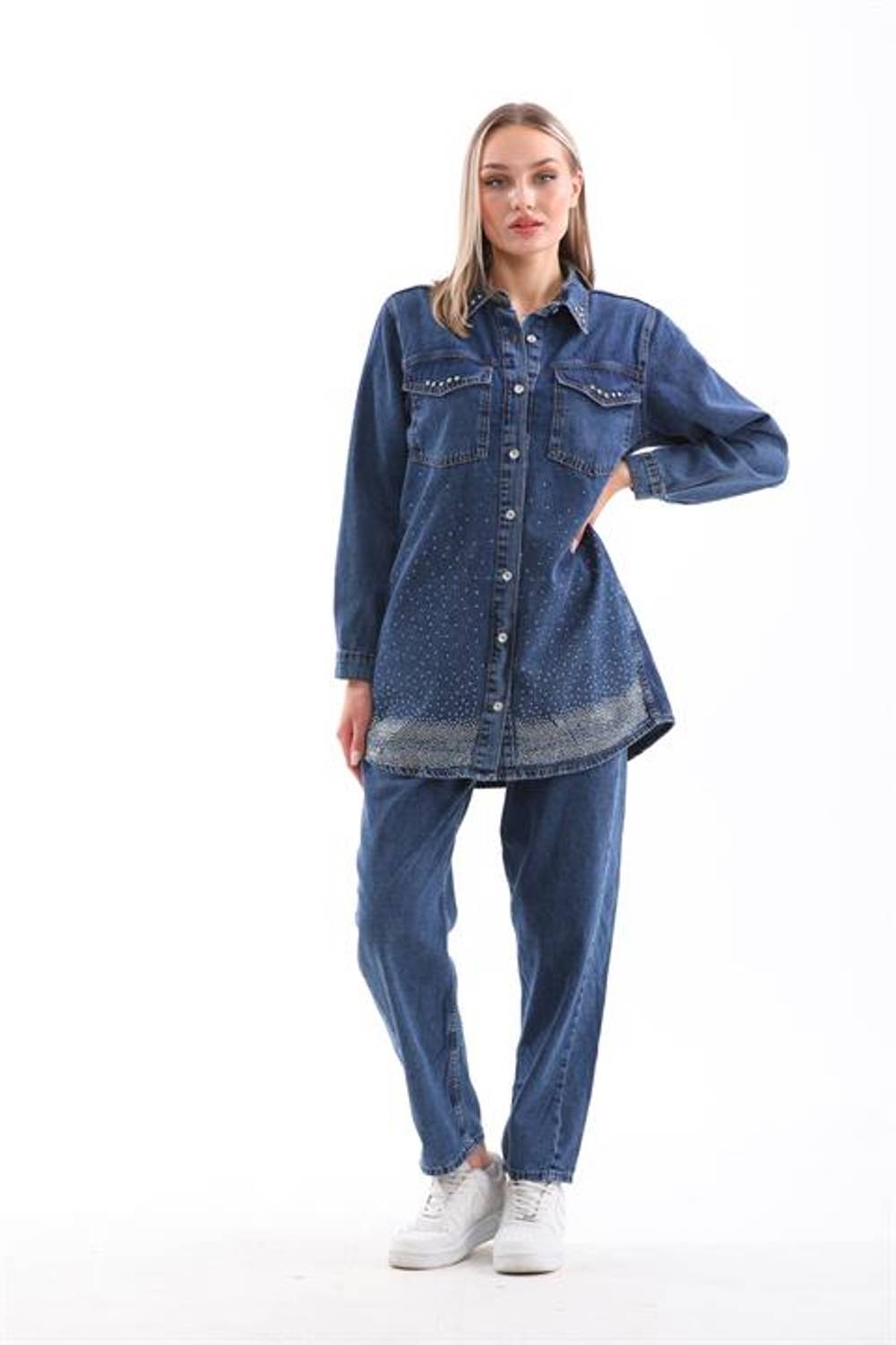 طقم نسائي جينز كحلي بتصميم كلاسيكي مزخرف بالحجارة مع بلوزة وسروال عالي الخصر مناسب لكل الأوقات