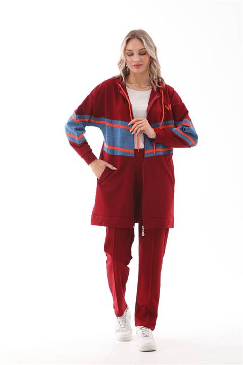 Женский комплект спортивной одежды с эффектом деним, бордового цвета, с высокой талией и деталями на молнии. Модный и удобный для повседневной носки