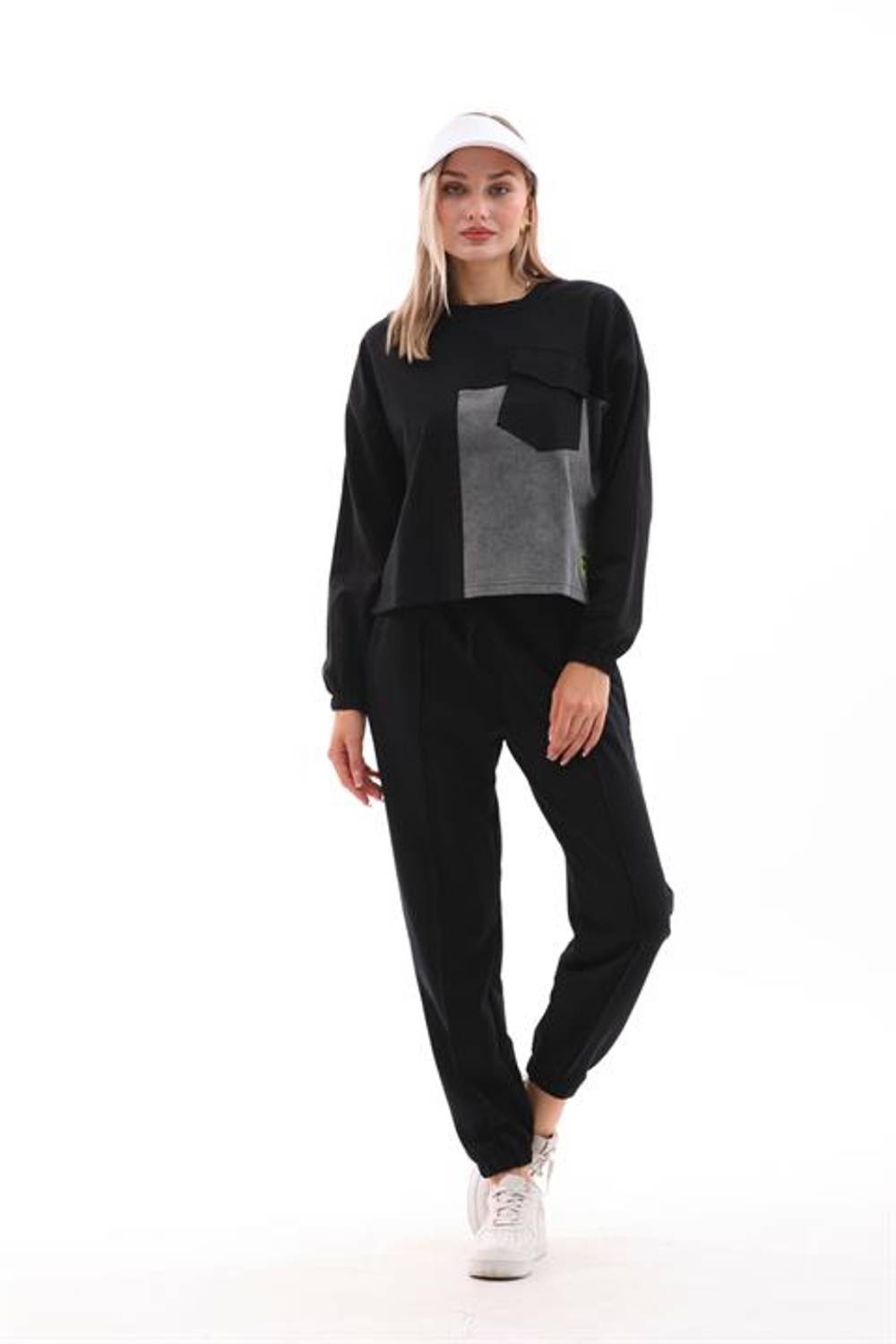 Жіночий спортивний костюм із чорними джинсовими вставками та кишенями
