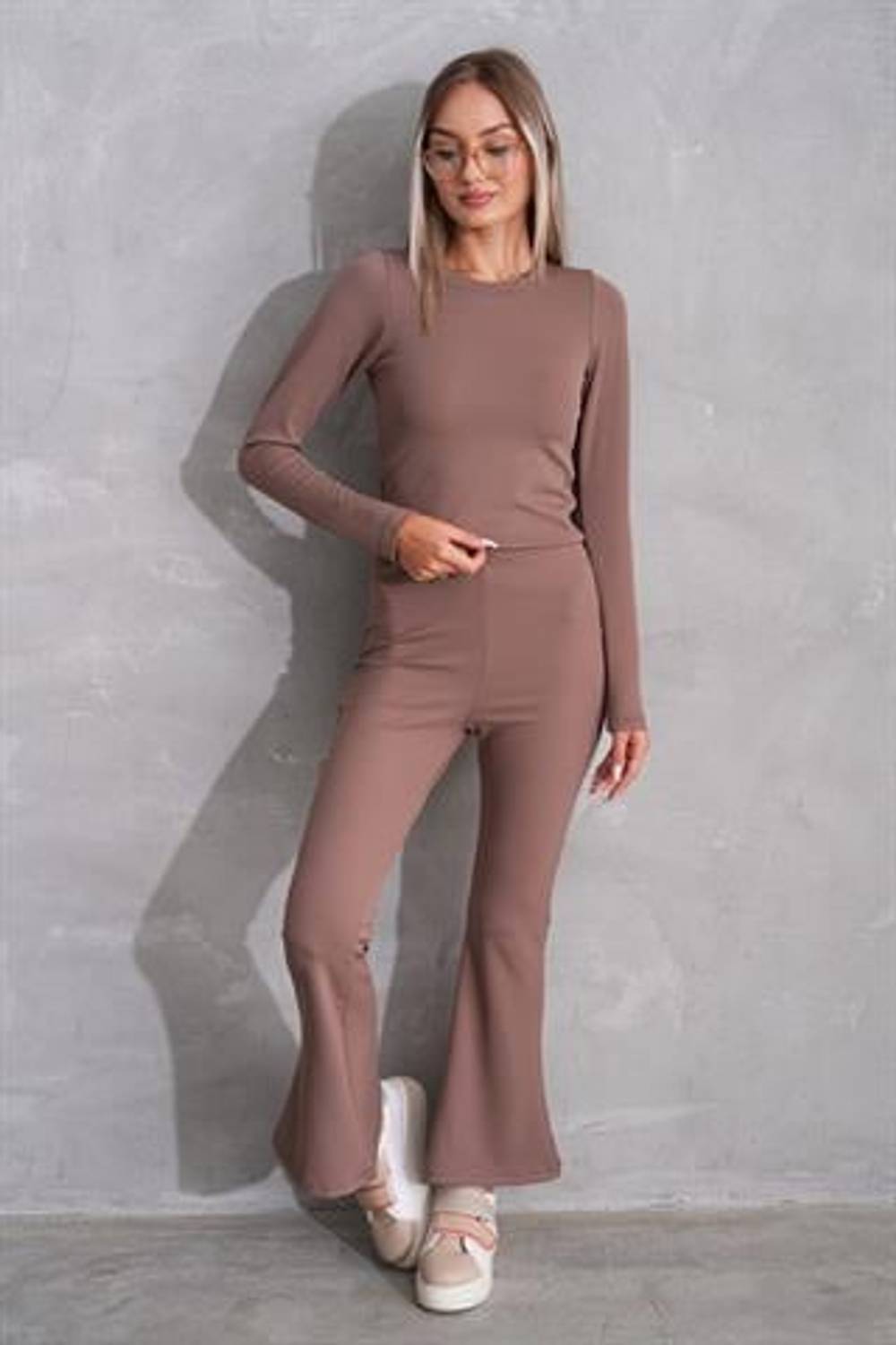 Женский костюм из вязаной ткани с расклешенными брюками и топом, цвет визон, размер S, M, L