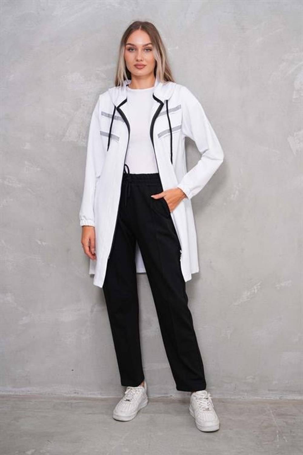 طقم بدلة رياضية نسائية بتفاصيل مزخرفة باللون الأبيض، مريح وجذاب، مناسب للمناسبات اليومية والأنشطة الخارجية