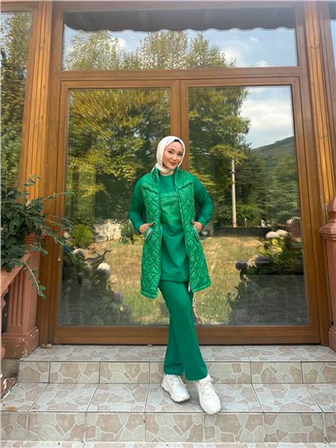 طقم ثلاثي مع سترة دون أكمام وبنطلون بحزام مطاطي، باللون الأخضر بنيتون للنساء، مقاسات متنوعة