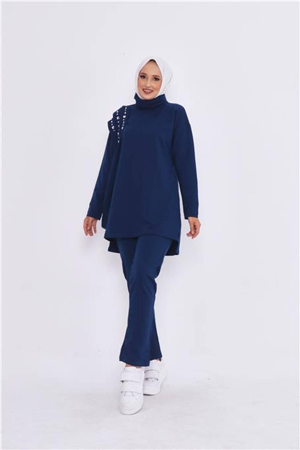 طقم مزدوج بتفاصيل كتف بحزام حجري بلون الاندغو