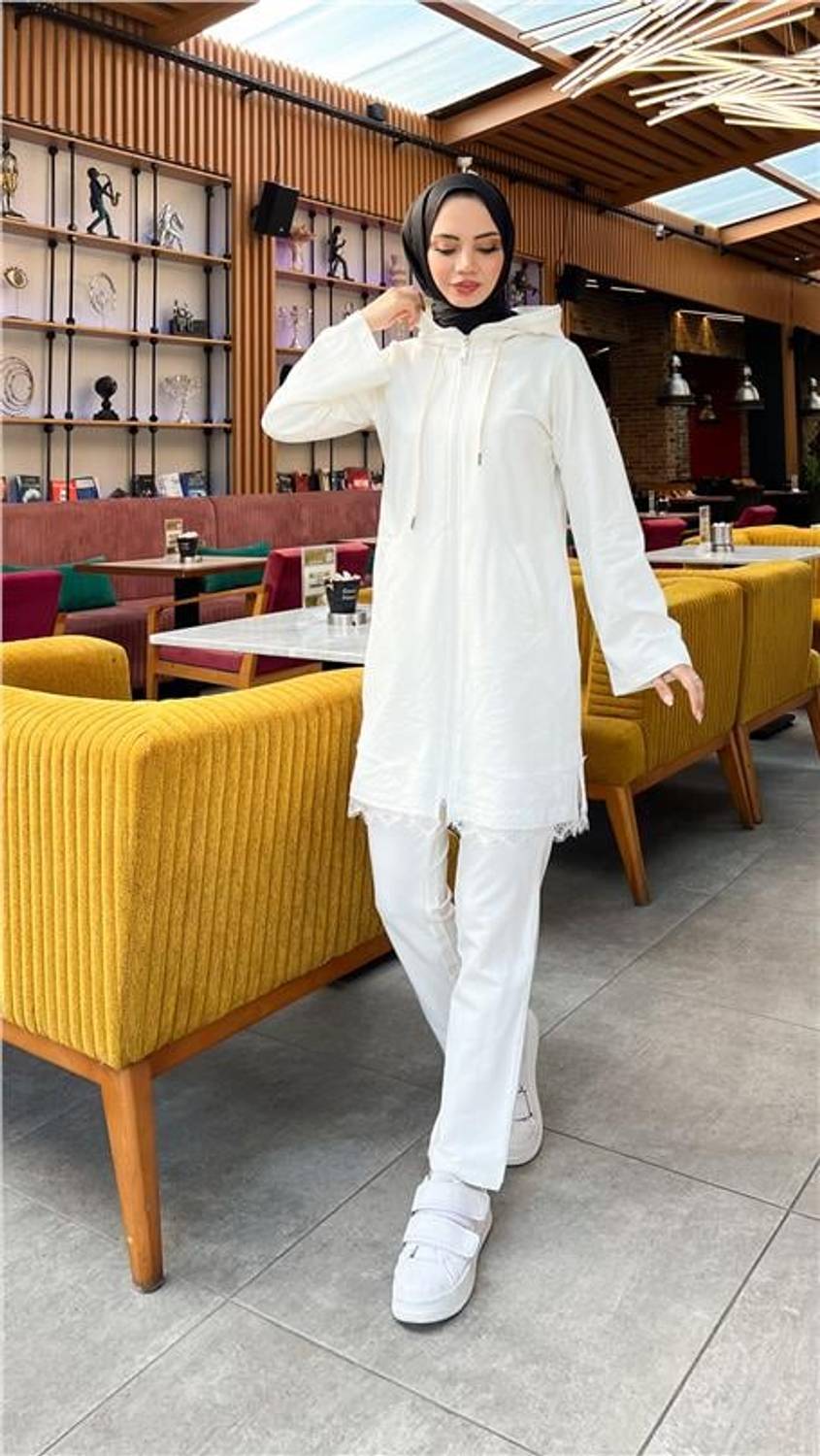 Спортивный комплект с жаккардовым рисунком, регулируемым капюшоном, штанами, доступный в размерах 38-46, кремовый цвет