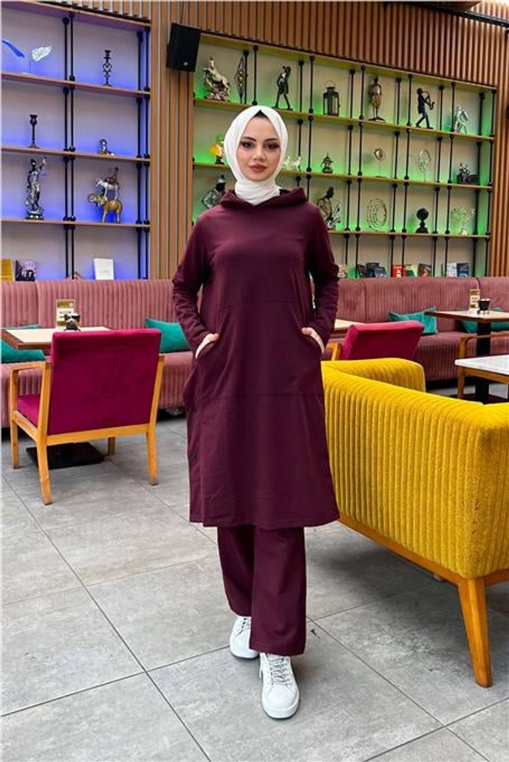 Костюм из длинной туники и брюк с капюшоном, однотонный, базовый, цвет марсала, подходит для весны и лета