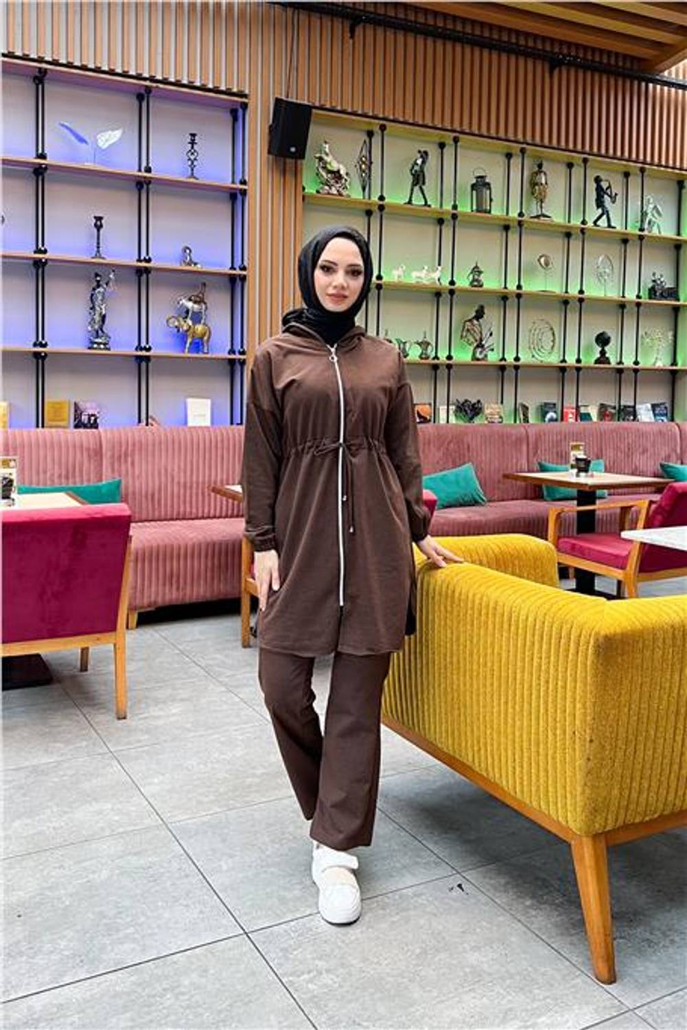 طقم رياضي أساسي مكون من قطعتين بغطاء رأس وسحاب وخصر مربوط - 03070 - بني