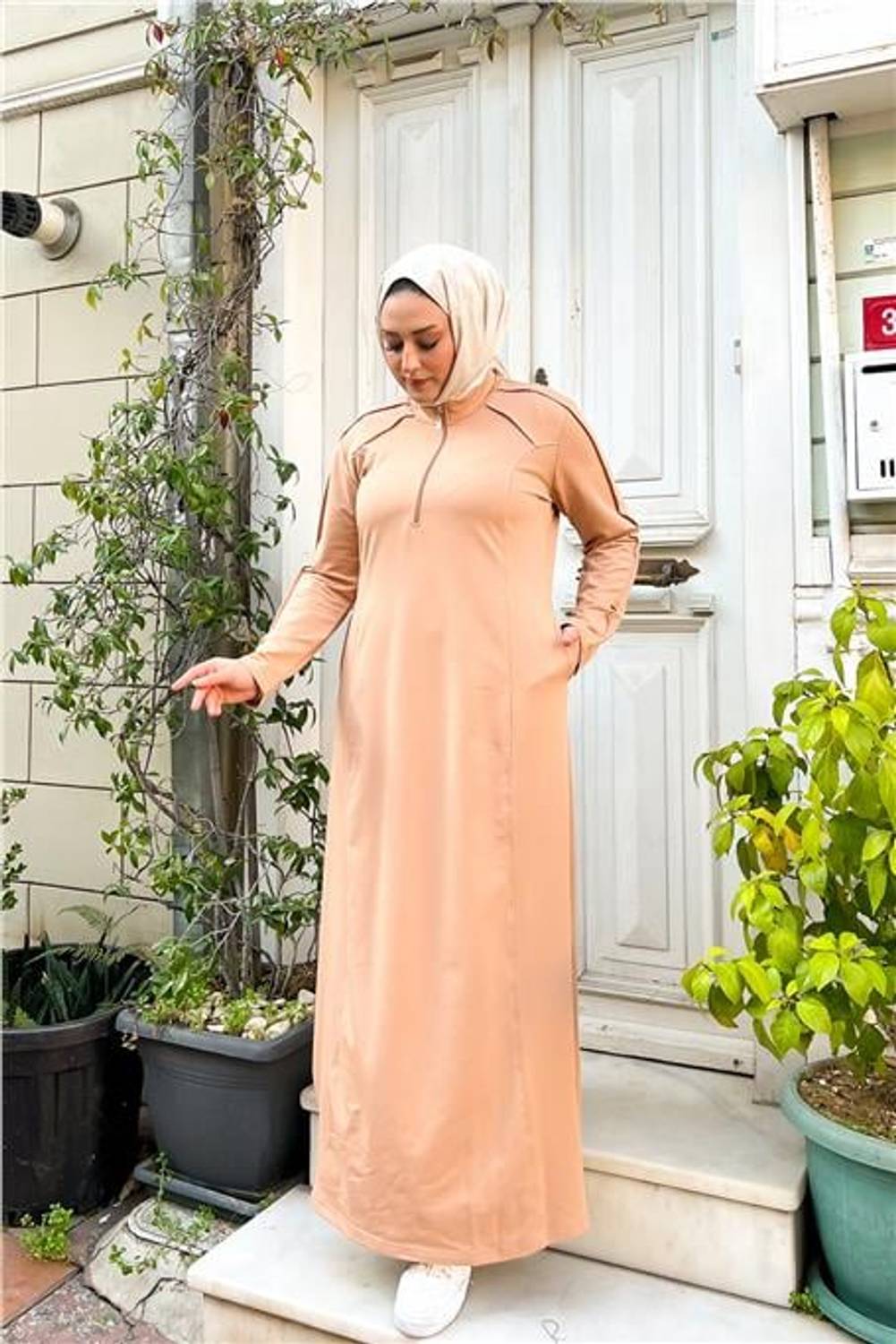 فستان رياضي بسيط طويل بحجم كبير مع جيب بسحاب قصير - اللون بيج