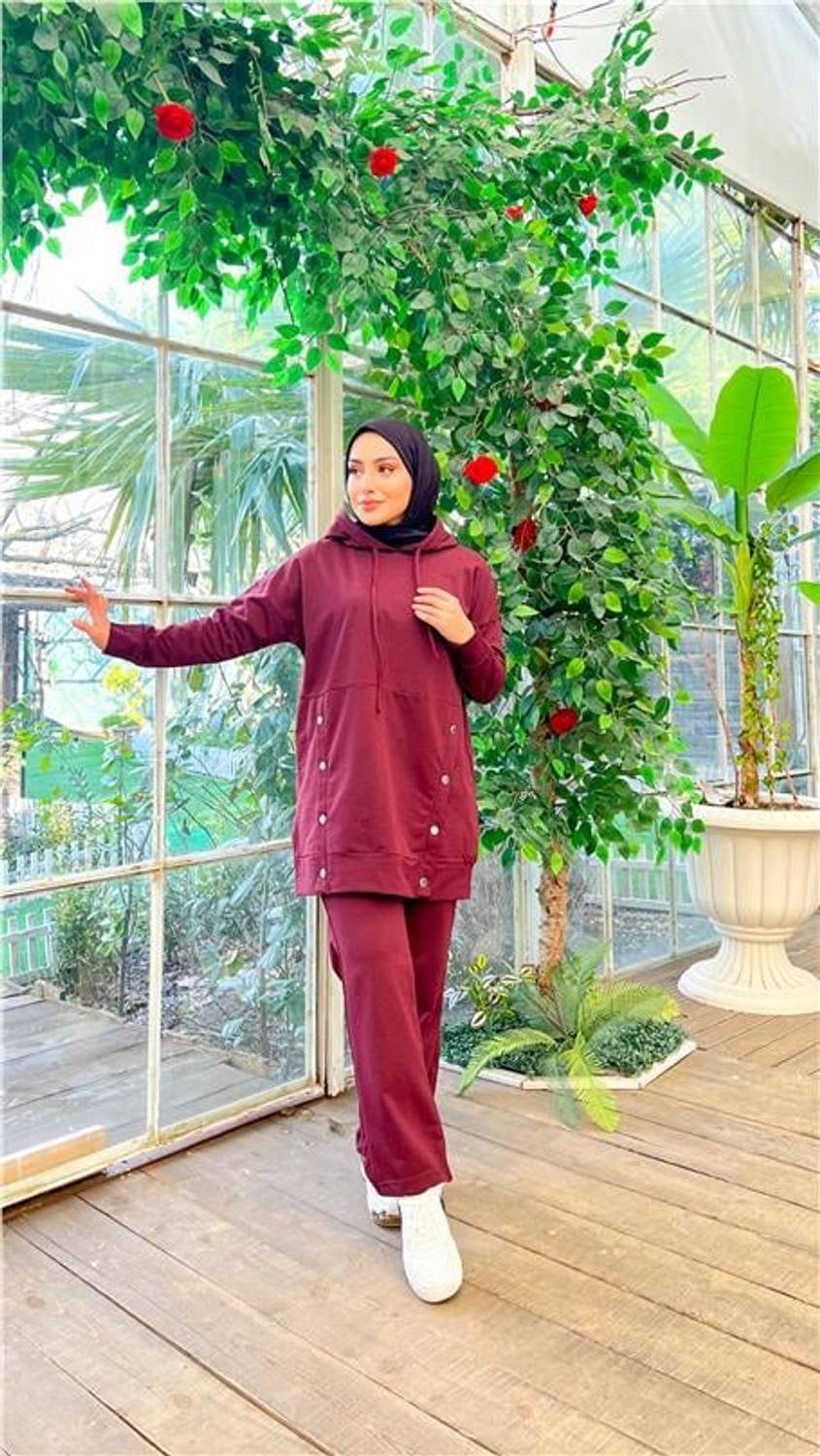 طقم رياضي مزدوج بتفاصيل سحاب وقبعة، شورت قصير، لون مارديم، أحجام متوفرة 38-46