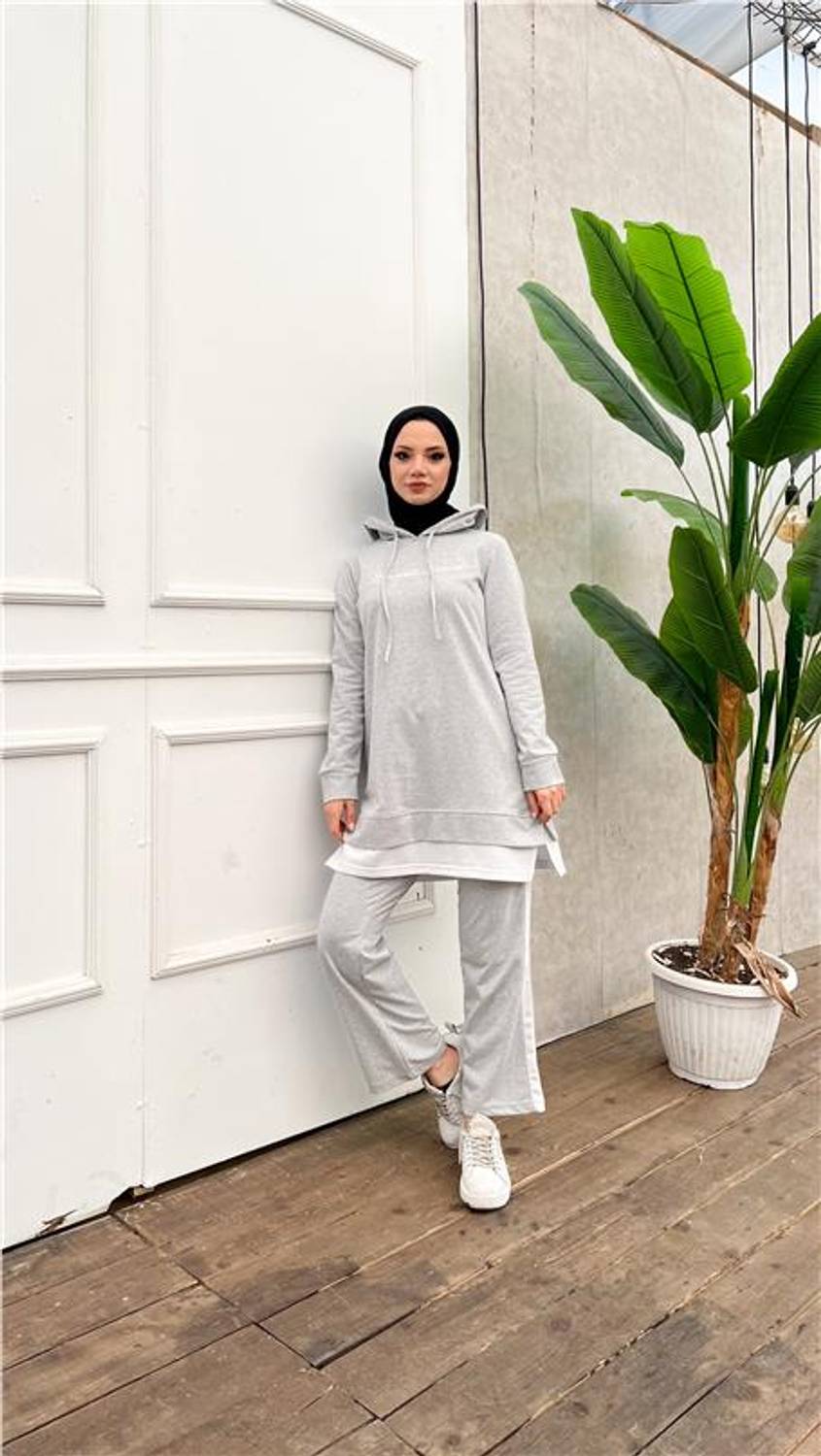 طقم هودي قصير مطبوع عليه - نمط دوامة بتفاصيل جميلة - لون رمادي - متوفر بالمقاسات 40-44 - ملابس احترافية مريحة