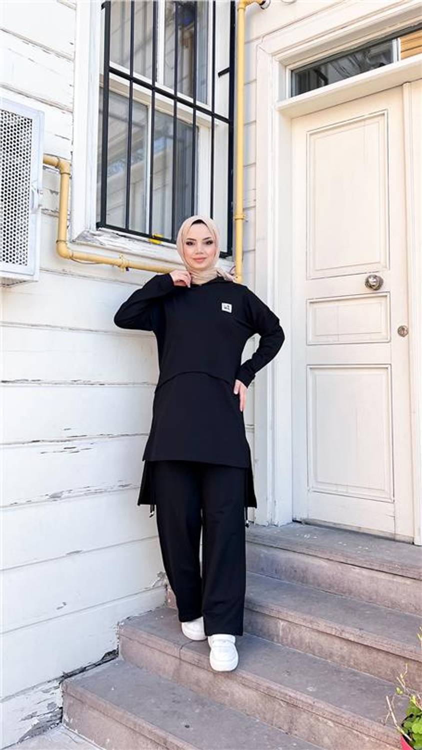 Костюм для активного отдыха с капюшоном, шнурками и боковыми разрезами, черный, размер 38-46