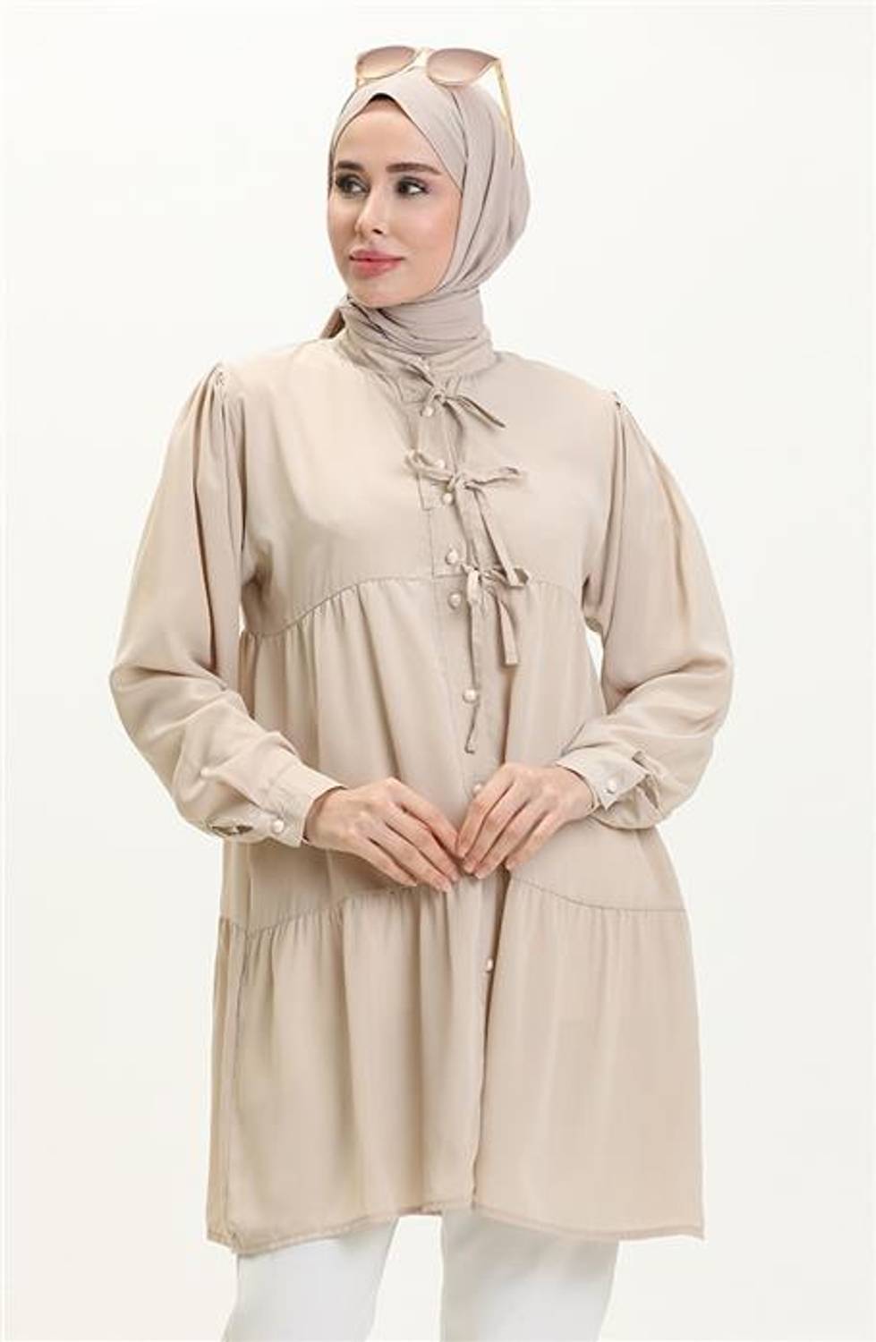 Сорочка з коміром-стійкою 70026 - бежевого кольору, розміри 38-46