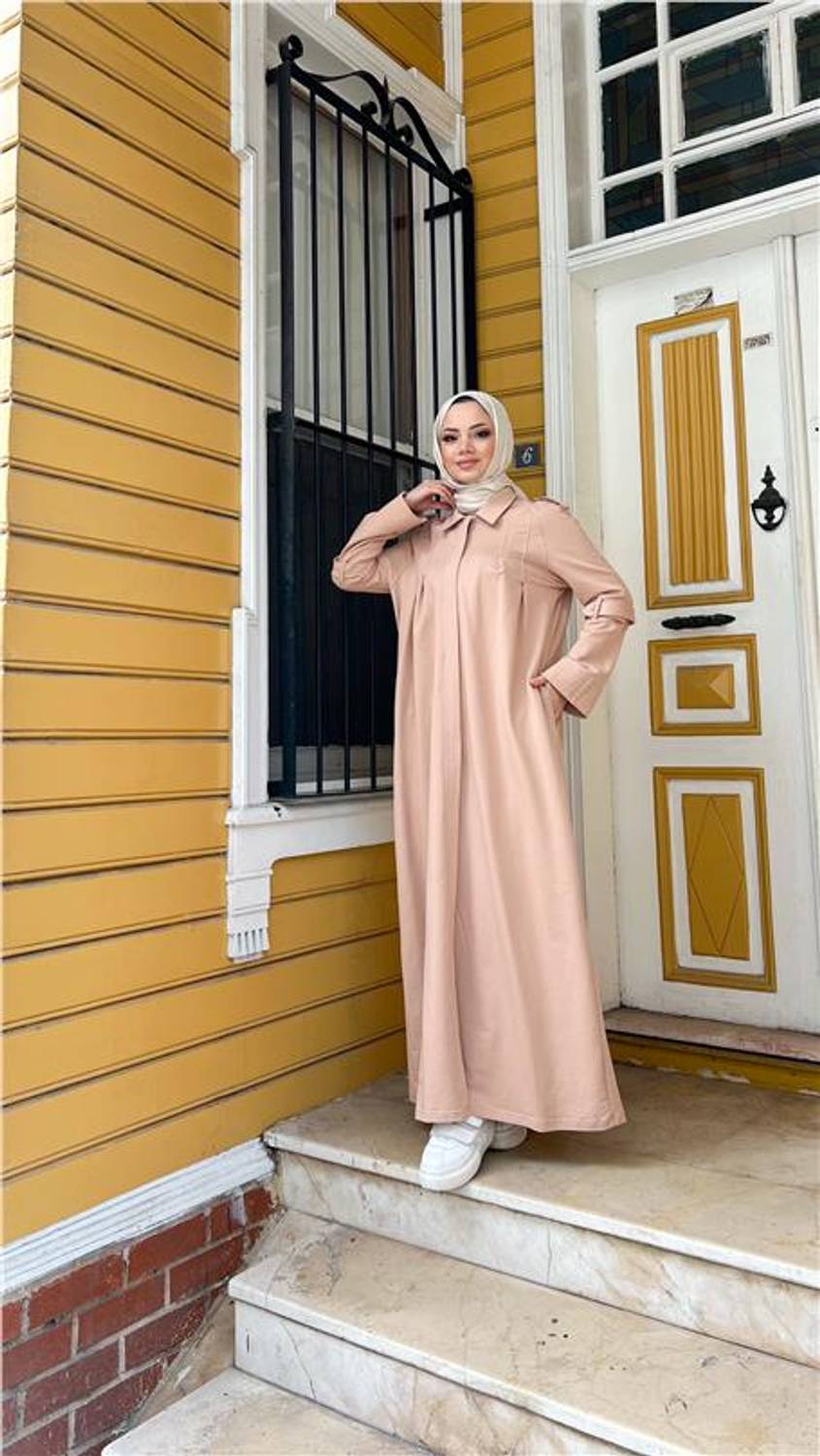 عباءة طويلة مصنوعة من القطن بلون بيج مع تفاصيل حزام وفتحات للركبة بأحجام متنوعة