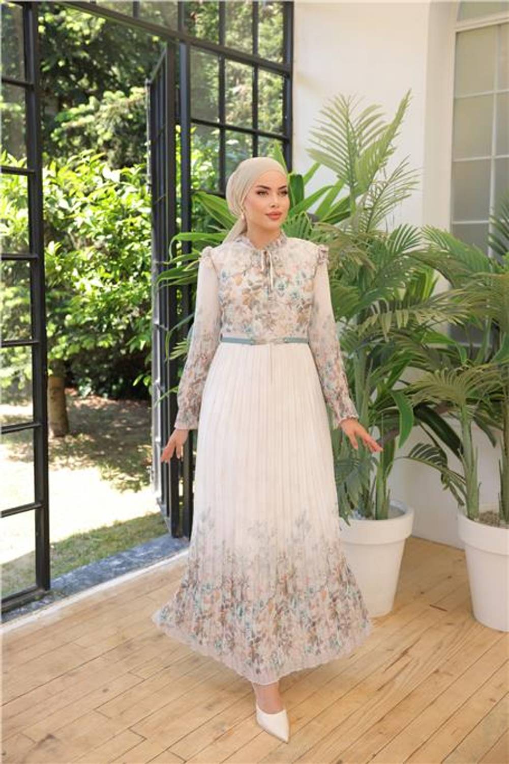 Длинное шифоновое платье с белыми цветами и поясом зеленого цвета, размеры 38-46