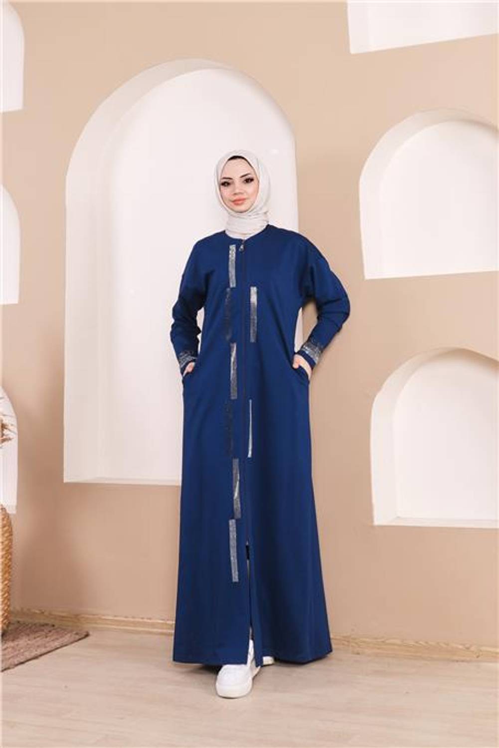 Длинная абая с карманами и каменной отделкой, цвет индиго, размеры 38-46