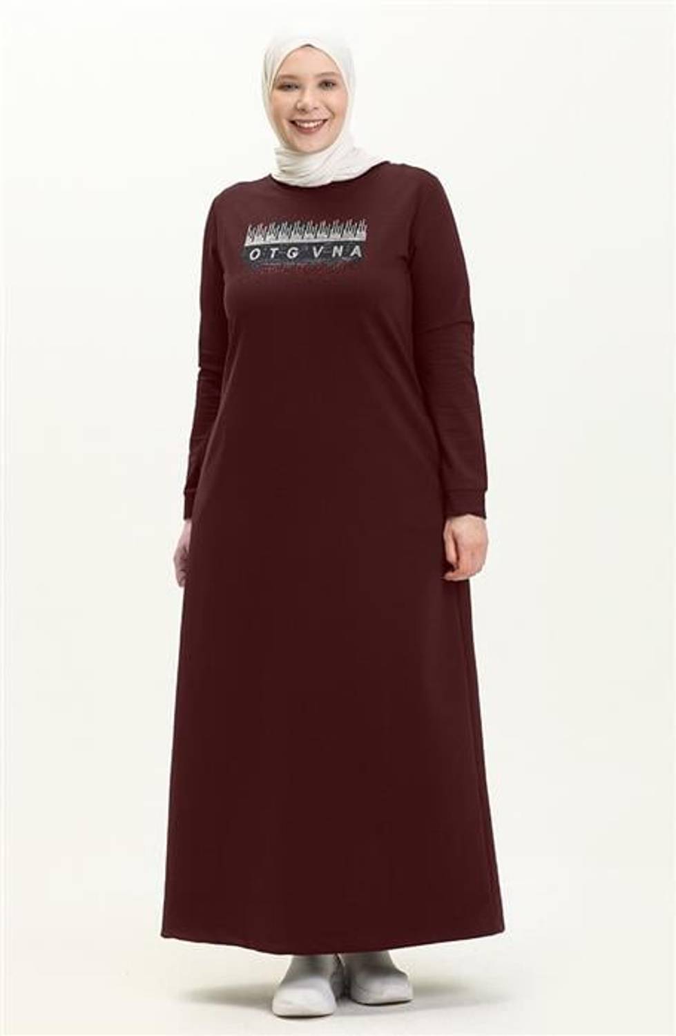 Большой размер длинное плате с карманами и принтом, коричневое, доступно в размерах 46-54