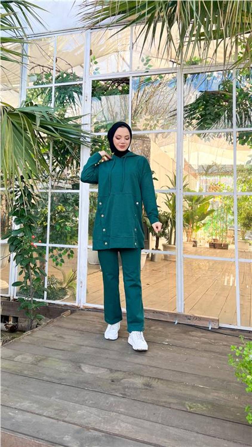 طقم رياضي قصير بغطاء رأس مع تفاصيل أزرار مزود بألوان نيفتي متاح بمقاسات متنوعة