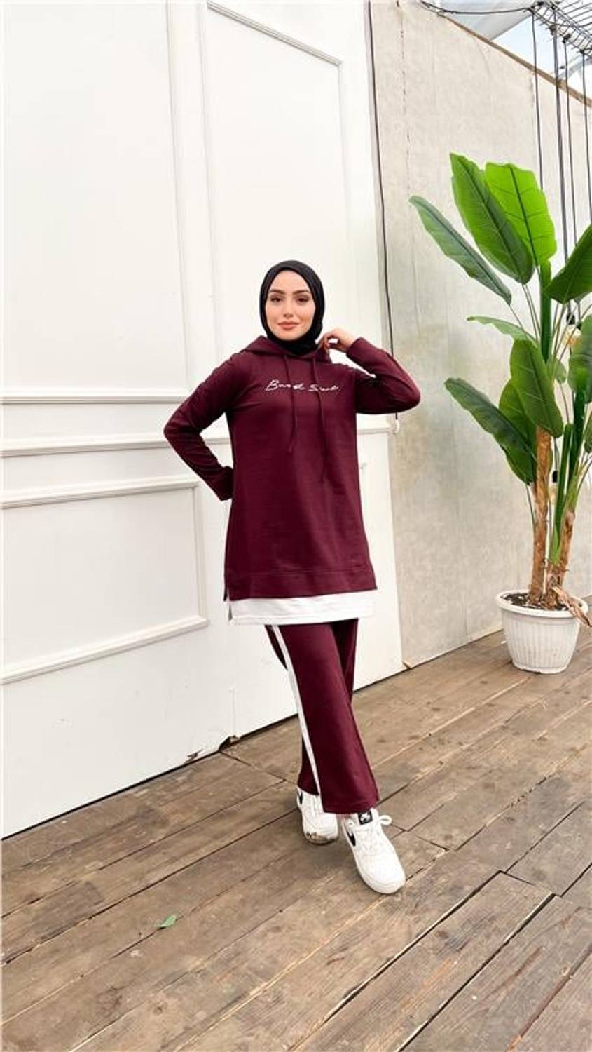طقم رياضي قصير مزين بكتابة مع تفاصيل غارني - لون مردوم - يتوفر بمقاسات 40-44-46-48-42