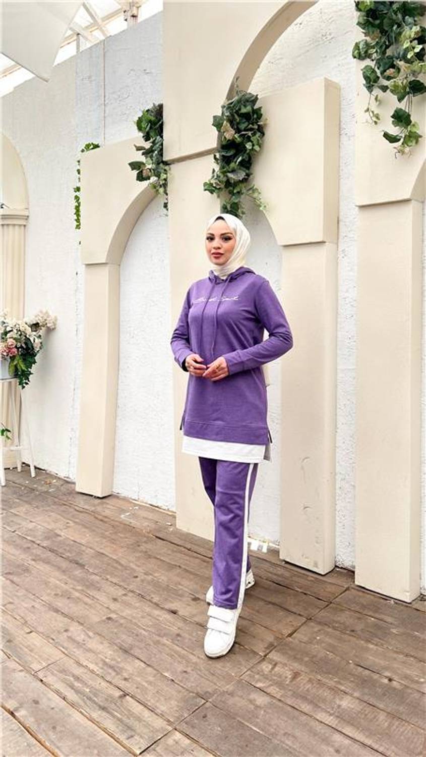 Костюм спортивний з написом, капюшоном та короткими штанами, колір темний ліловий, доступний у розмірах 40-48
