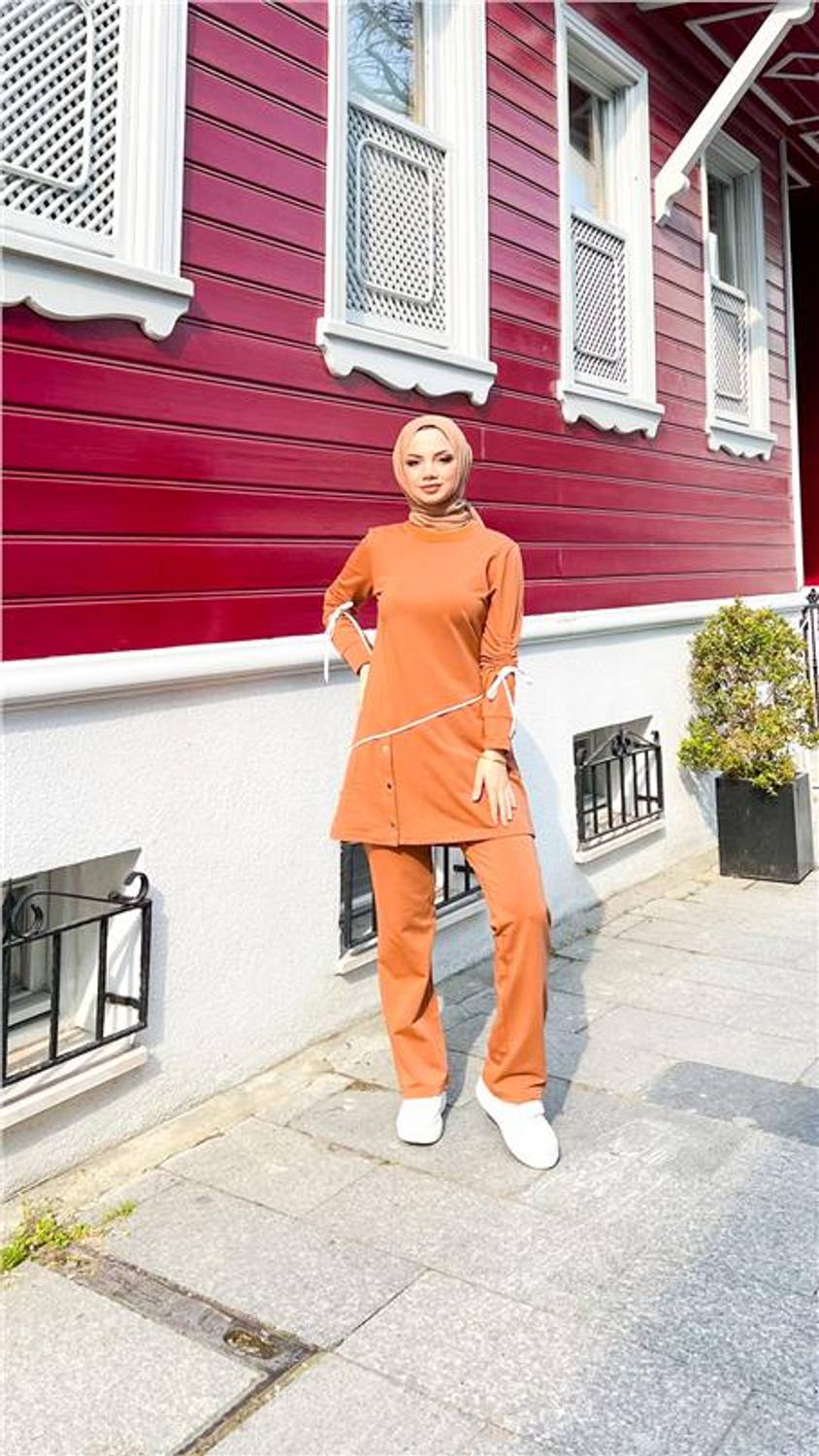 طقم رياضي مزدوج بأزرار وحزام سلكي بلون خردلي بمقاسات 38-46