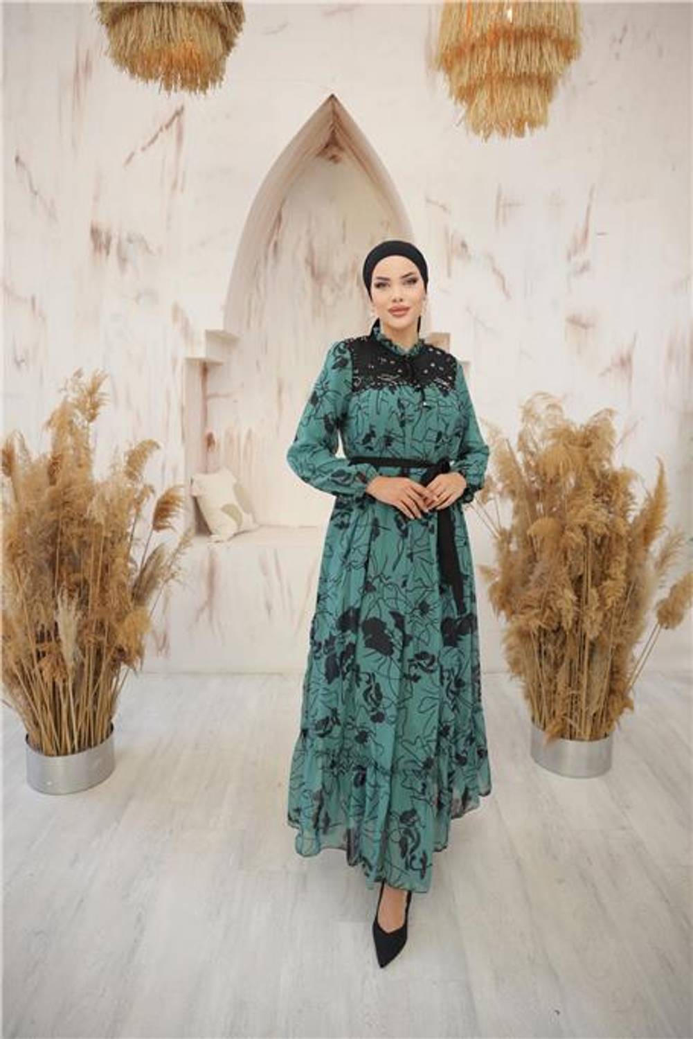 Длинное шифоновое платье с узором и завязками на шее и пояса, цвет - мятный зеленый, размер 38-46