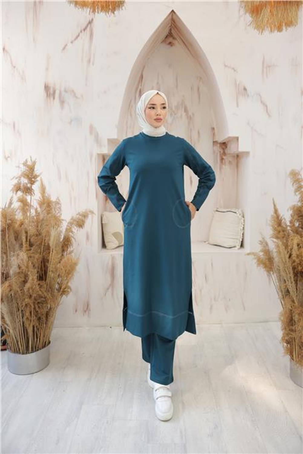 طقم أزياء رياضية بسيط بلون بترولي داكن مع ياقة O وجيوب مزدوجة، مناسب لجميع الفصول