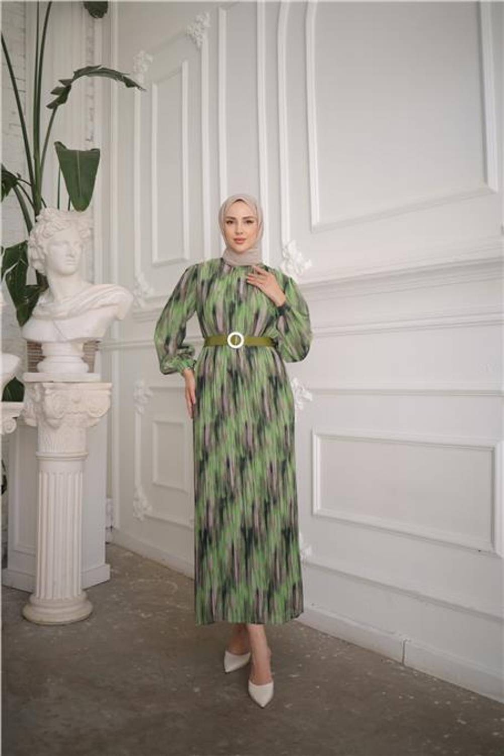 Платье из шифона с длинными линиями и поясом, зеленое, размер 38-46, от бренда Bwest