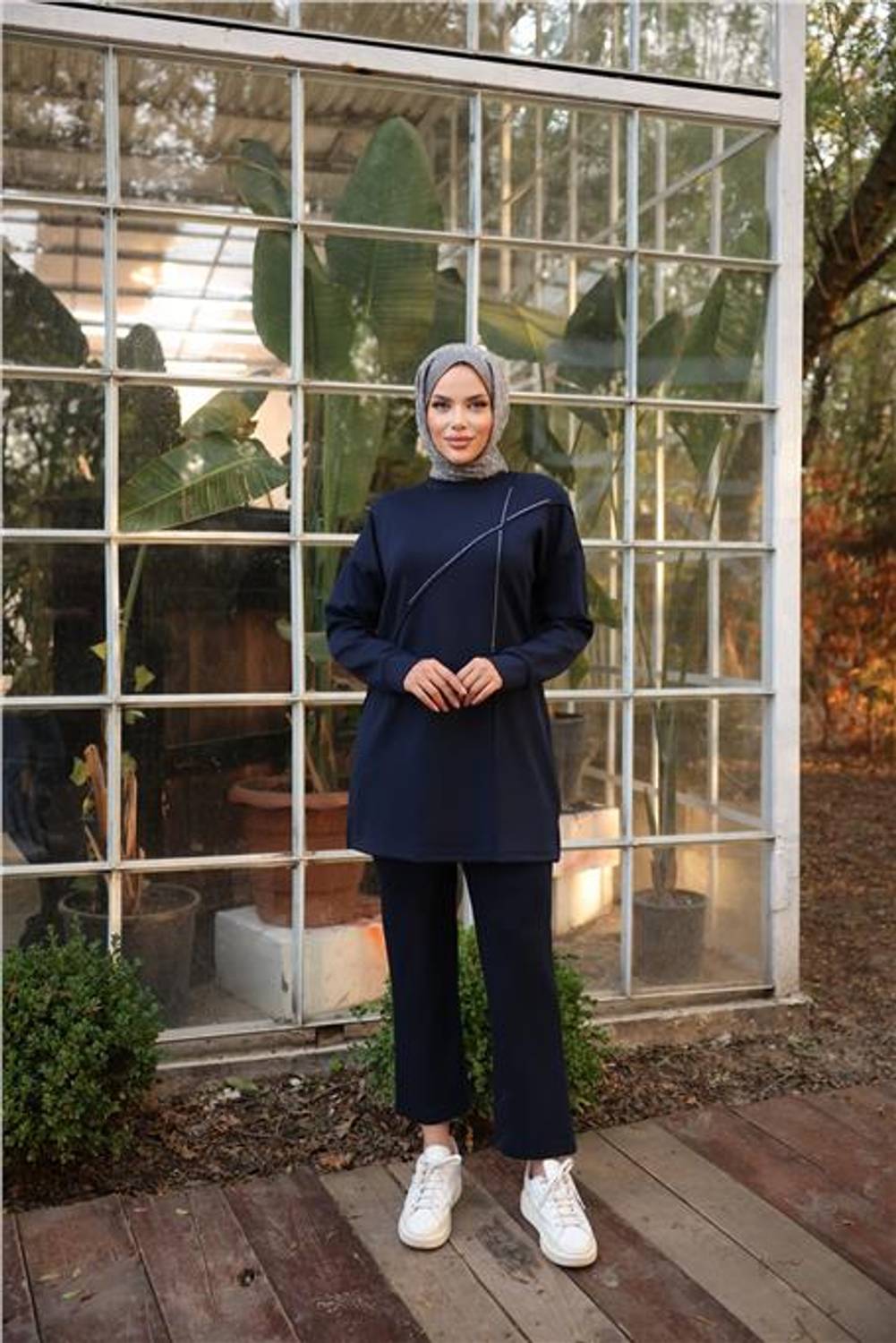 Женский спортивный комплект с деталями из камней, круглый вырез, синий, размеры 38-46