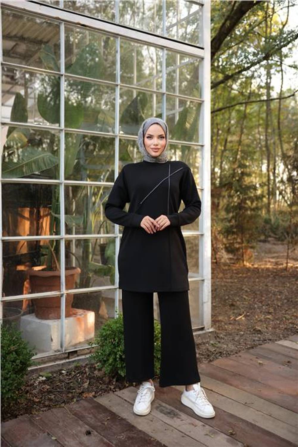 Спортивный комплект с футболкой и брюками, черный, с перекрестным каменным декором, доступен в размерах 38-46