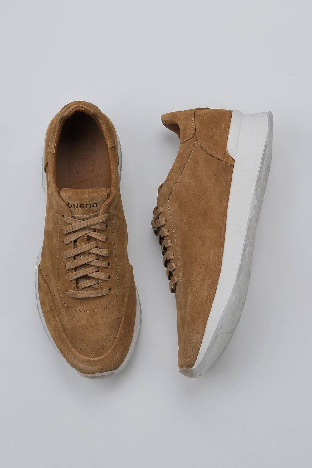 Чоловіче спортивне взуття Bueno 11M23270, натуральна шкіра, висота підборів 3 см, розміри 42-45, кольори: світло-бежевий, темно-синій замш