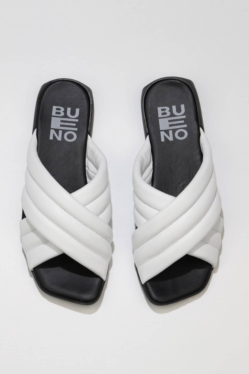Жіночі шльопанці Bueno Shoes зі шкіри, плоска підошва 2 см, доступні в 35-40 розмірах, кольори: бронзовий, білий, сріблястий, чорний