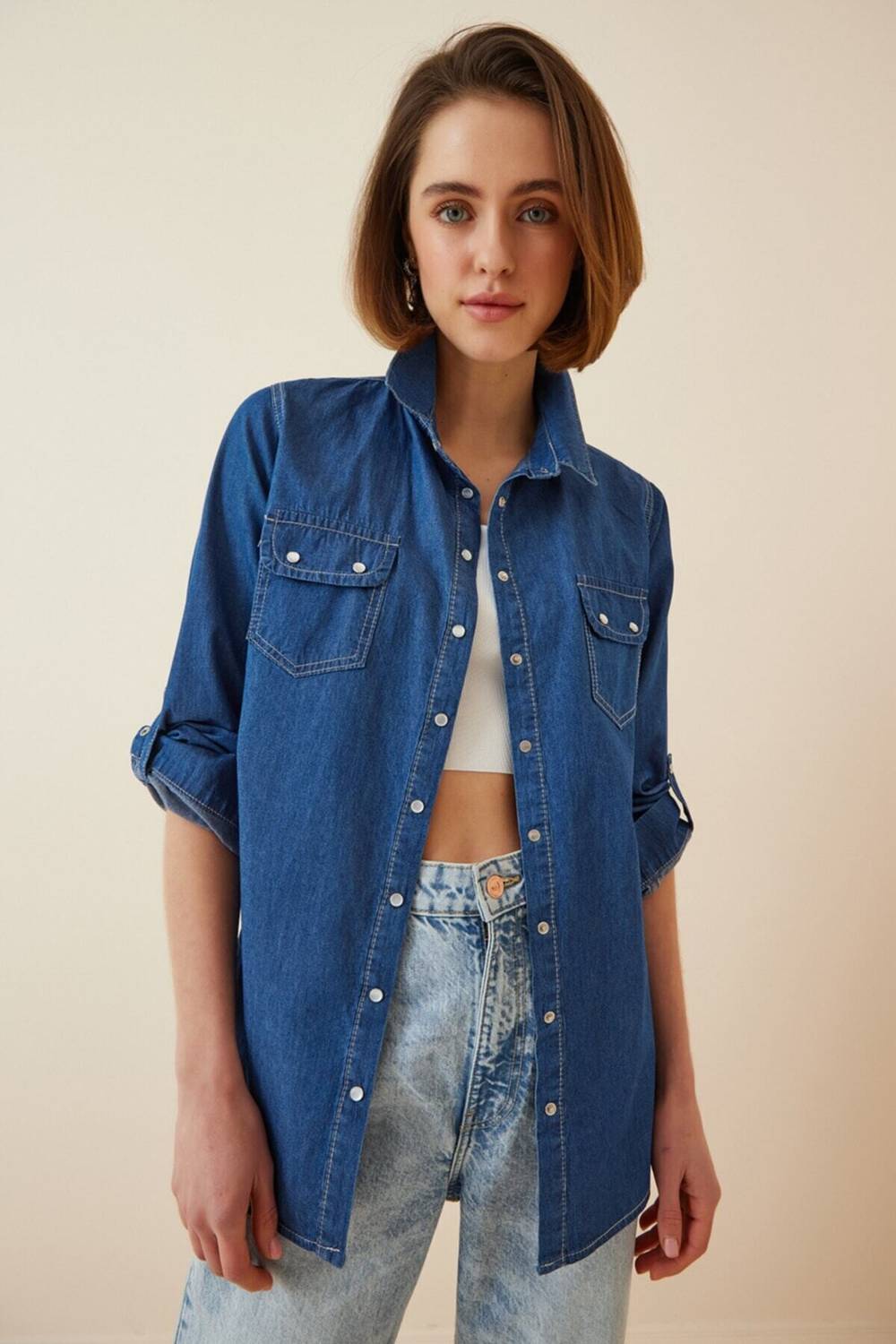 Жіноча базова джинсова сорочка з подвійними кишенями і застібками HZL22W-BD134531